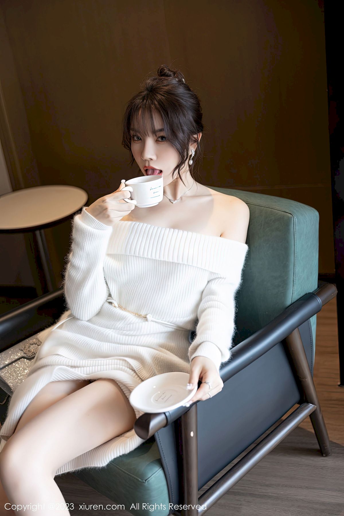 [秀人XiuRen] No.6132 女神徐莉芝Booty – 露肩连衣长裙+原色丝袜性感写真