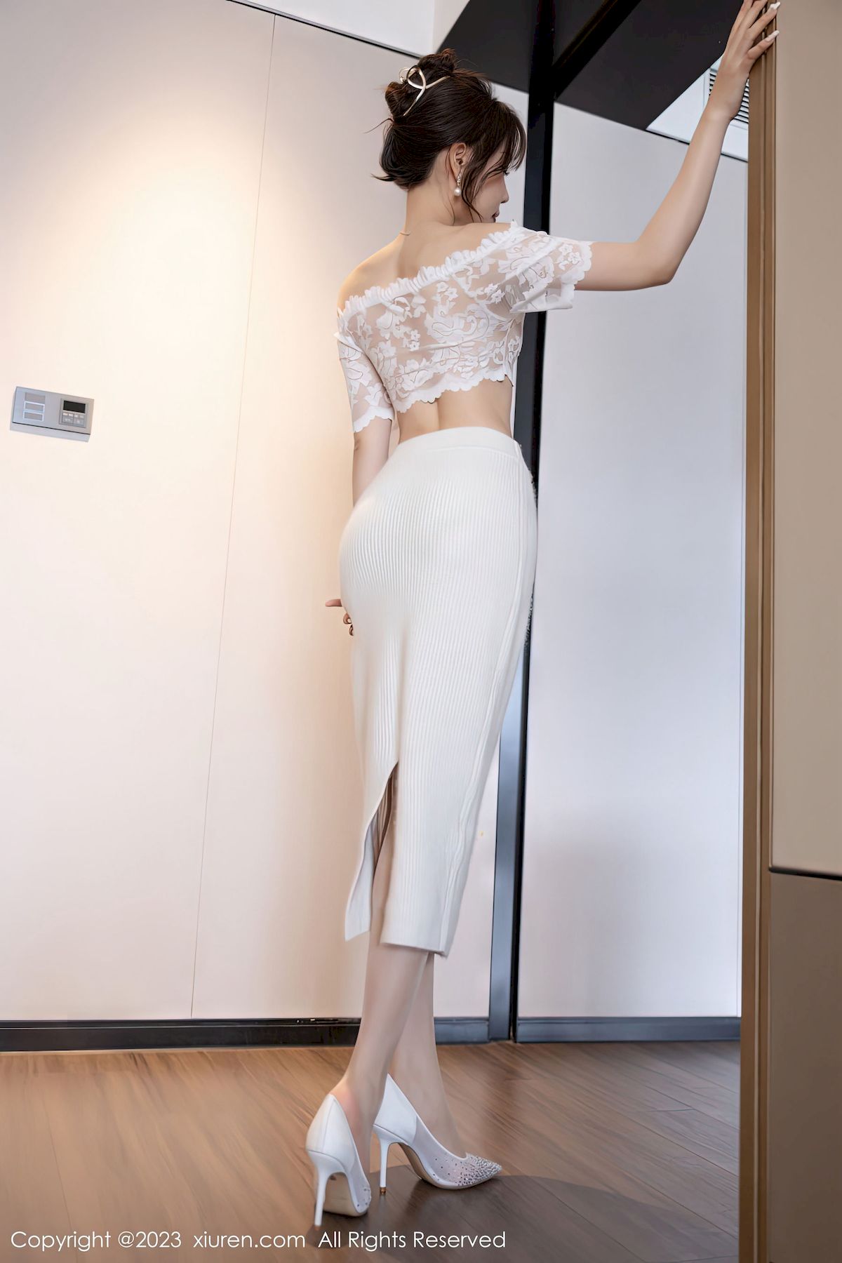 [秀人XiuRen] No.6132 女神徐莉芝Booty – 露肩连衣长裙+原色丝袜性感写真