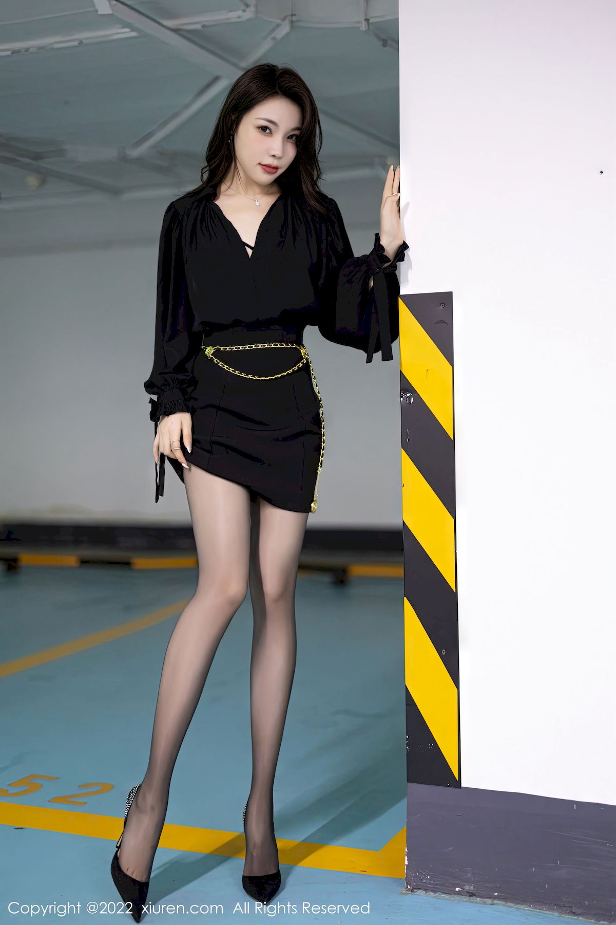 [秀人XiuRen] No.6033 女神徐莉芝Booty – 黑色服饰+黑丝短裙性感写真