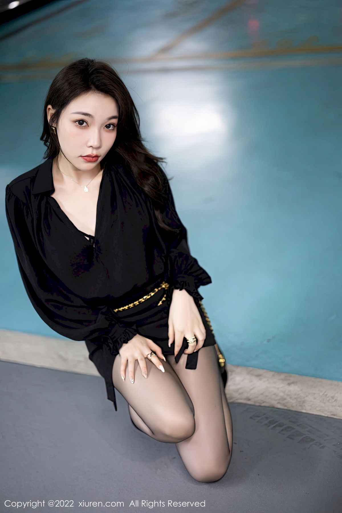 [秀人XiuRen] No.6033 女神徐莉芝Booty – 黑色服饰+黑丝短裙性感写真