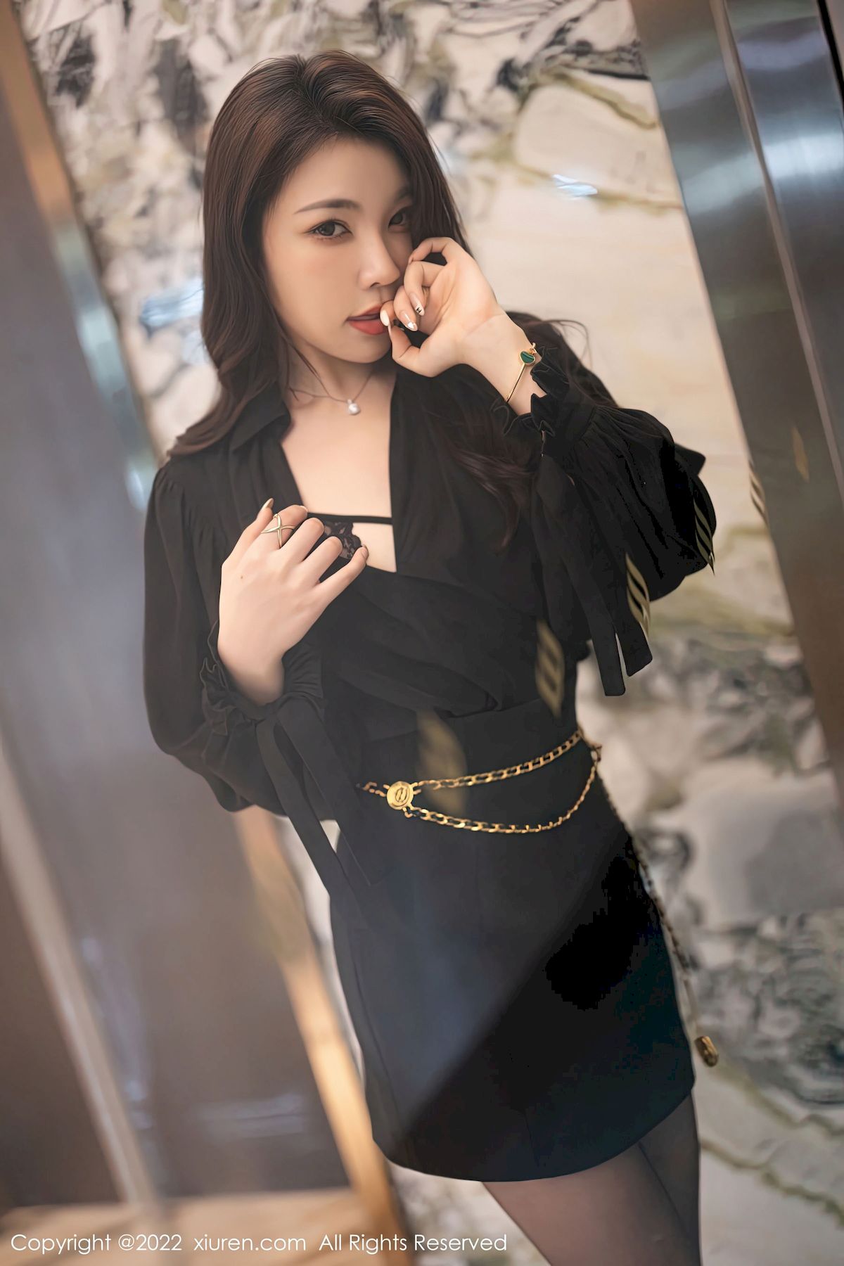 [秀人XiuRen] No.6033 女神徐莉芝Booty – 黑色服饰+黑丝短裙性感写真