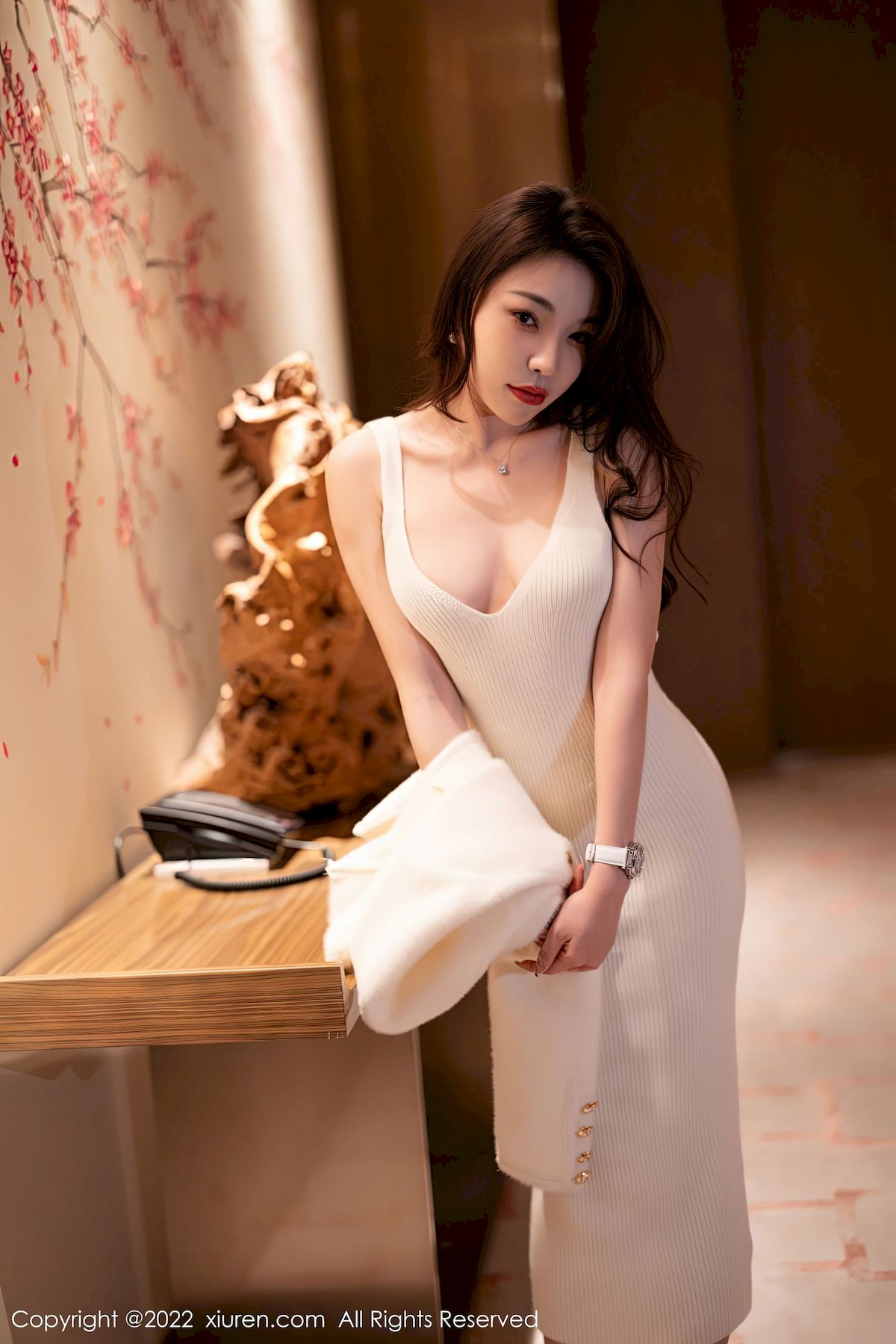 [秀人XiuRen] No.6010 女神徐莉芝Booty – 白色长裙+原色丝袜性感写真