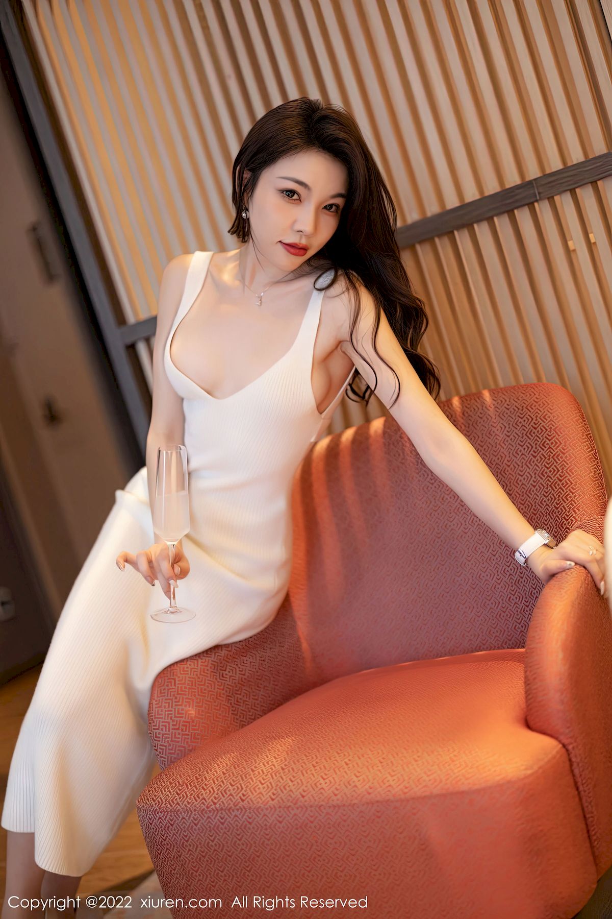 [秀人XiuRen] No.6010 女神徐莉芝Booty – 白色长裙+原色丝袜性感写真