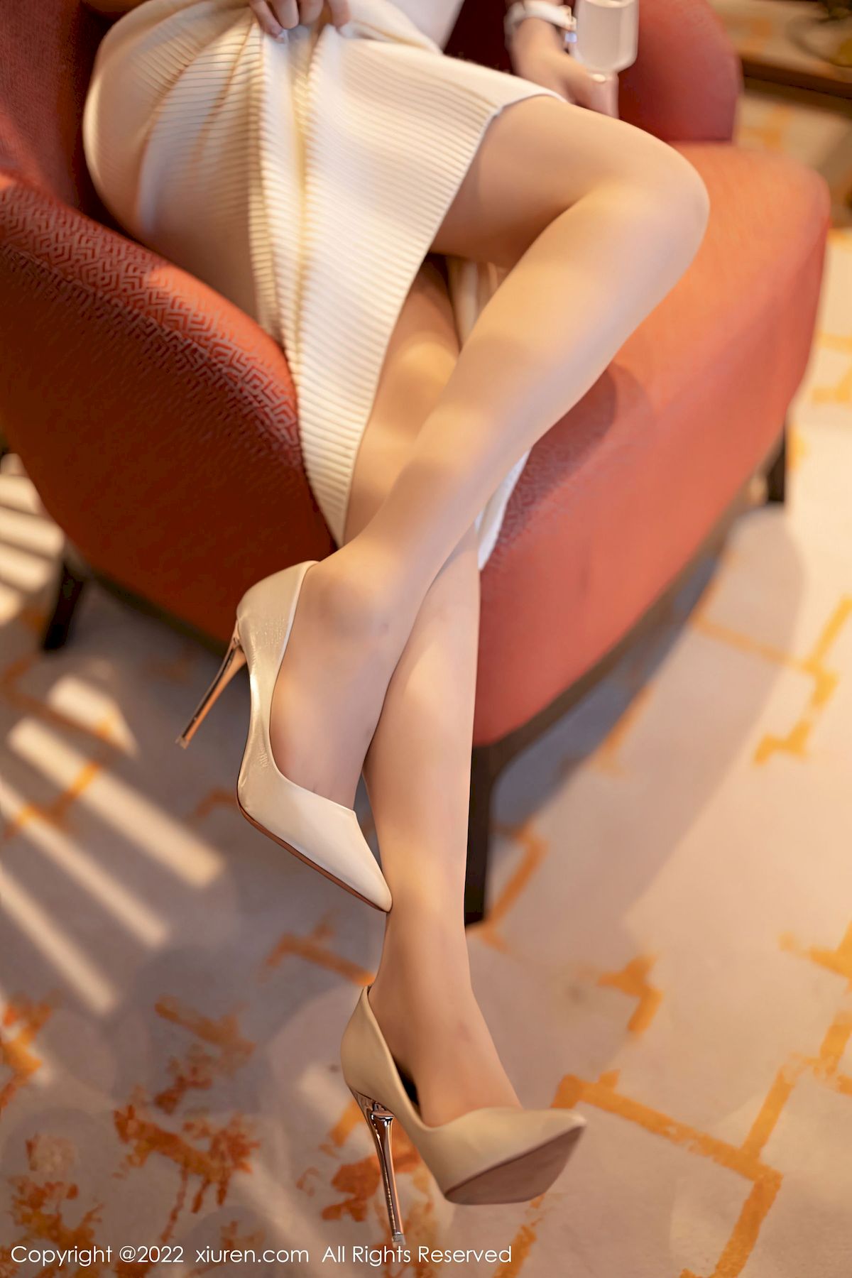 [秀人XiuRen] No.6010 女神徐莉芝Booty – 白色长裙+原色丝袜性感写真