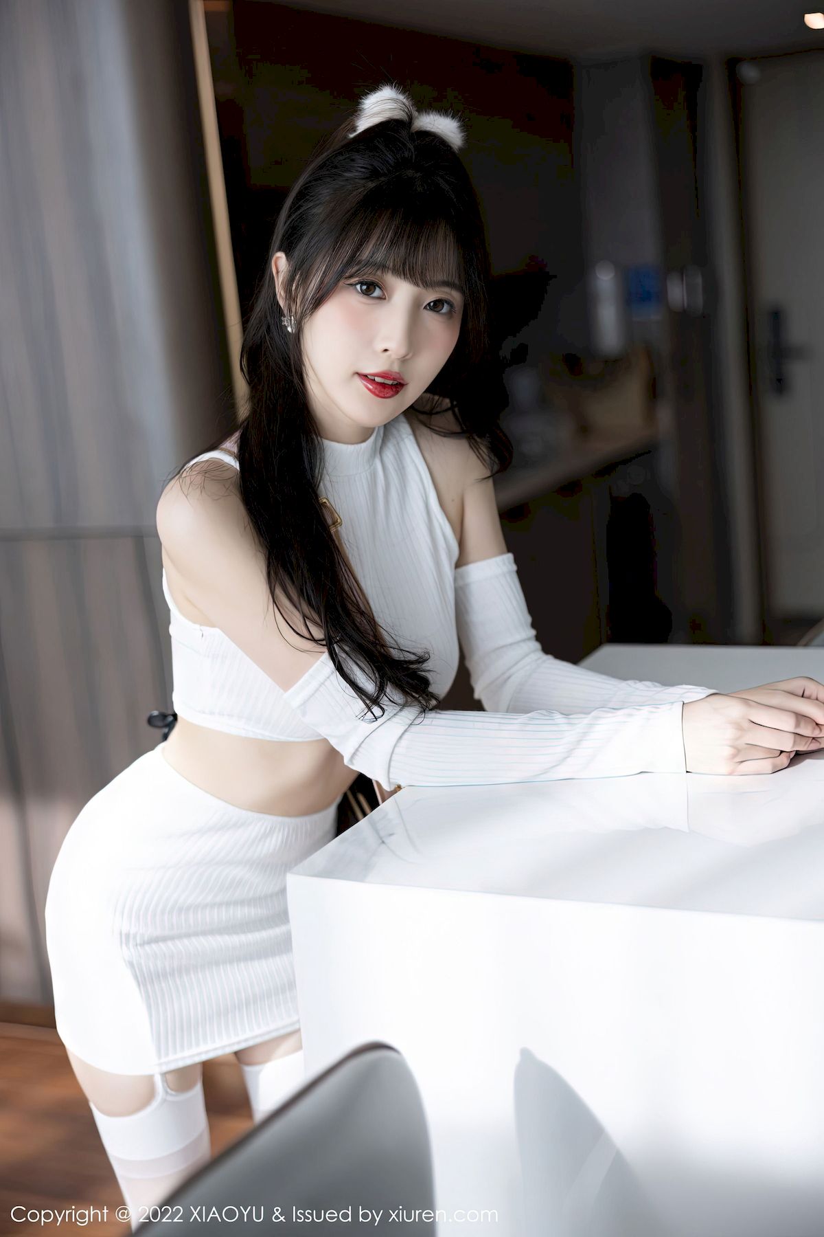 [语画界XIAOYU] Vol.928 模特林星阑 – 白色短款上衣+白色丝袜性感写真