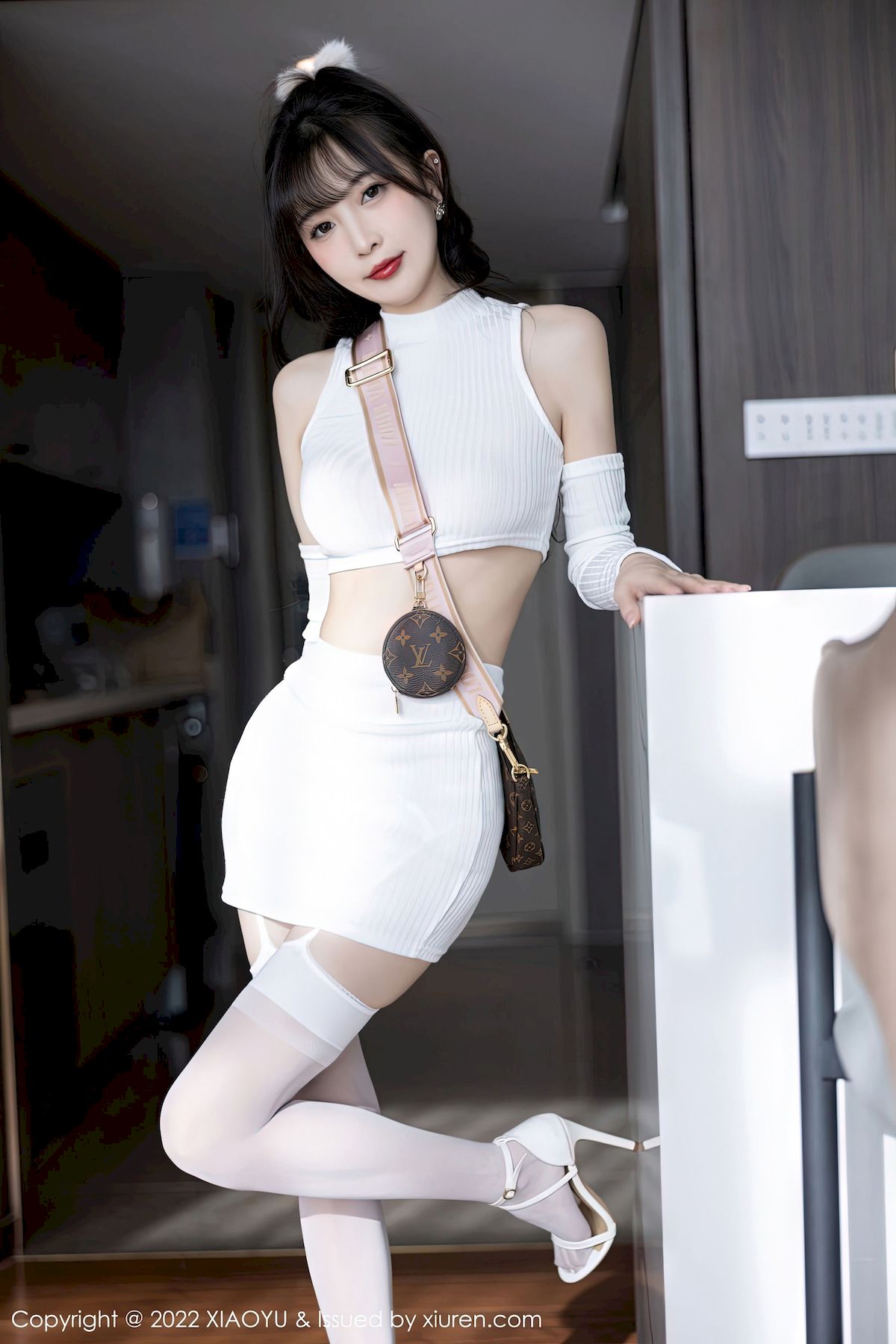 [语画界XIAOYU] Vol.928 模特林星阑 – 白色短款上衣+白色丝袜性感写真