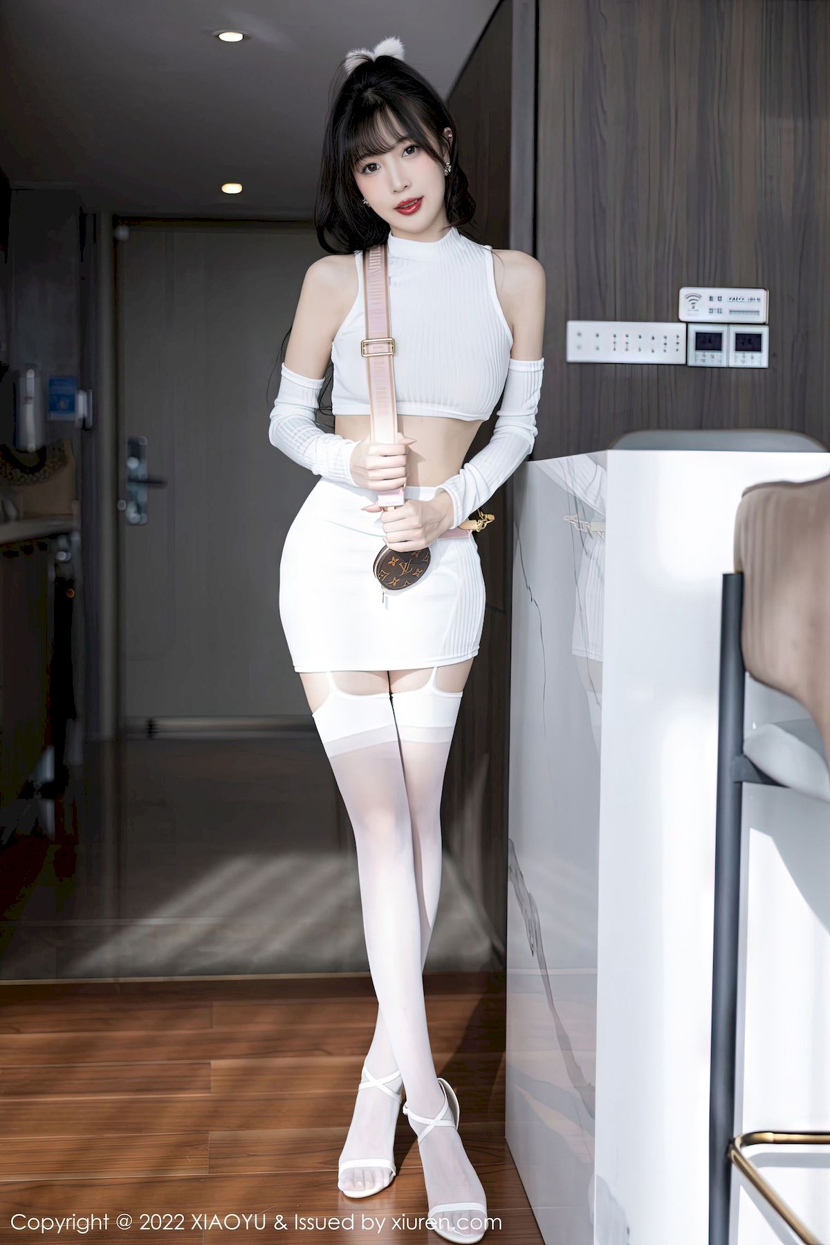 [语画界XIAOYU] Vol.928 模特林星阑 – 白色短款上衣+白色丝袜性感写真