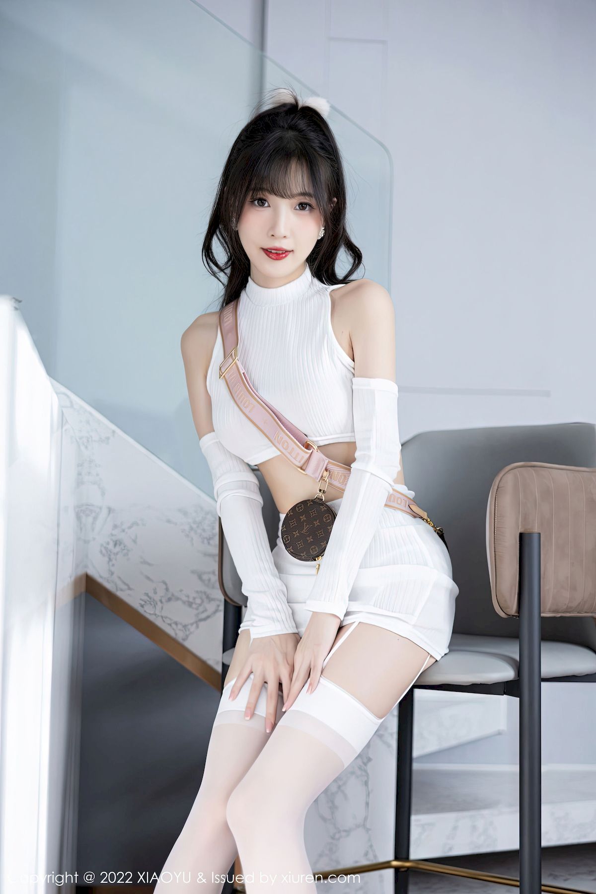 [语画界XIAOYU] Vol.928 模特林星阑 – 白色短款上衣+白色丝袜性感写真