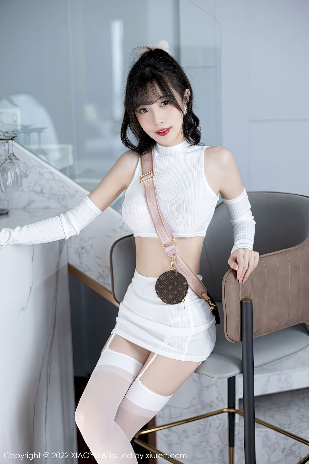 [语画界XIAOYU] Vol.928 模特林星阑 – 白色短款上衣+白色丝袜性感写真