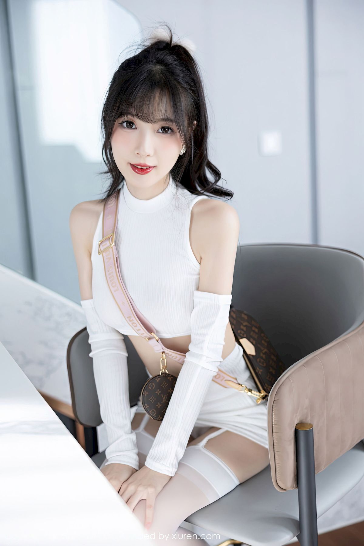 [语画界XIAOYU] Vol.928 模特林星阑 – 白色短款上衣+白色丝袜性感写真