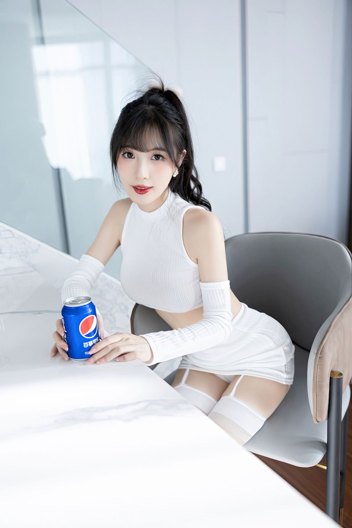 [语画界XIAOYU] Vol.928 模特林星阑 – 白色短款上衣+白色丝袜性感写真