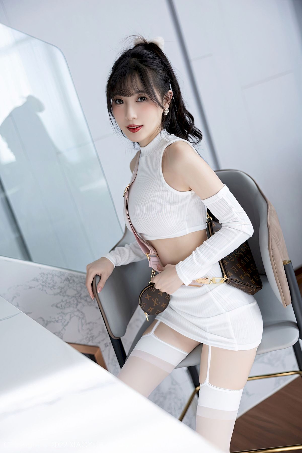 [语画界XIAOYU] Vol.928 模特林星阑 – 白色短款上衣+白色丝袜性感写真