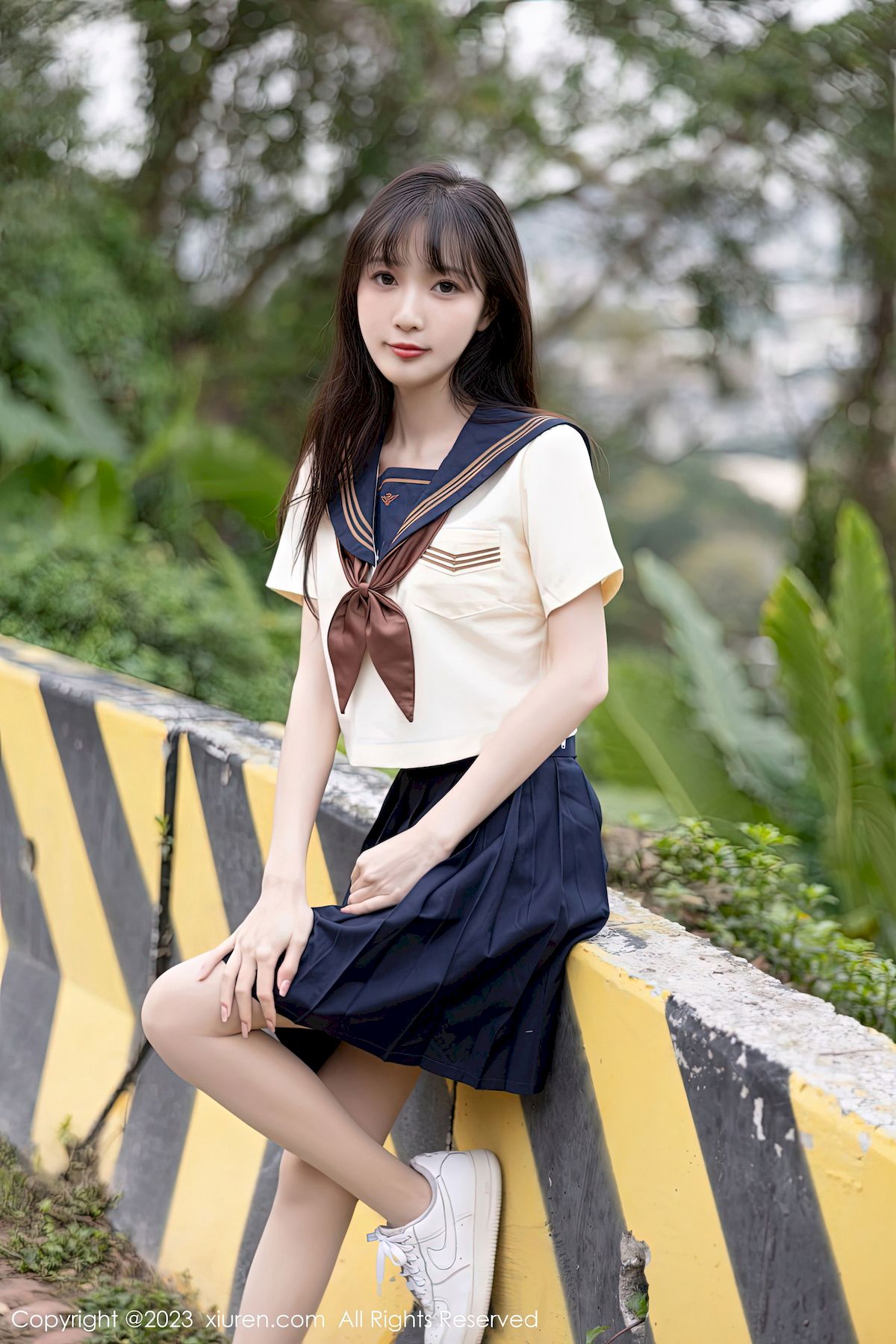 [秀人XiuRen] No.6126 模特林星阑 – 学妹制服+原色丝袜海南岛旅拍