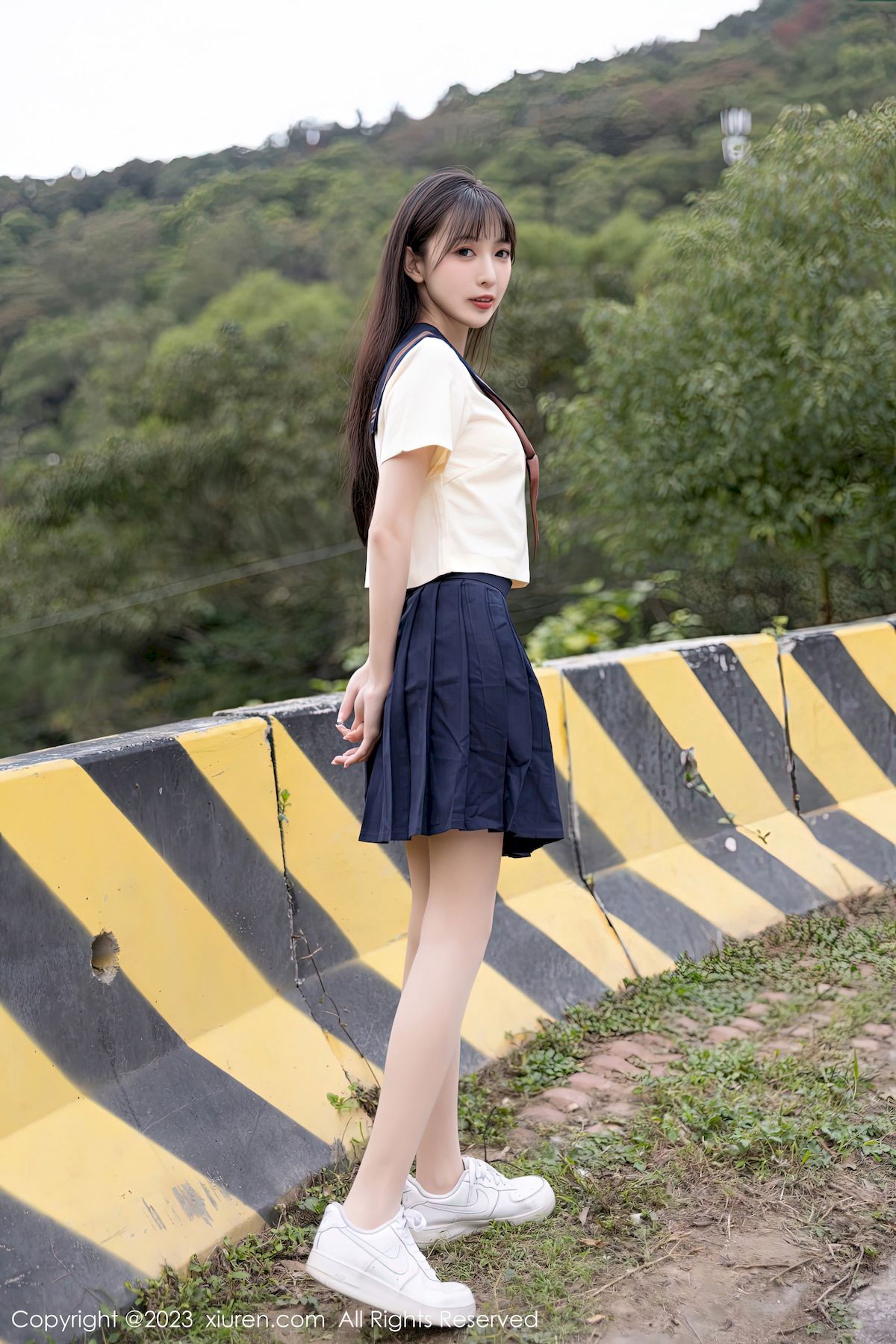 [秀人XiuRen] No.6126 模特林星阑 – 学妹制服+原色丝袜海南岛旅拍