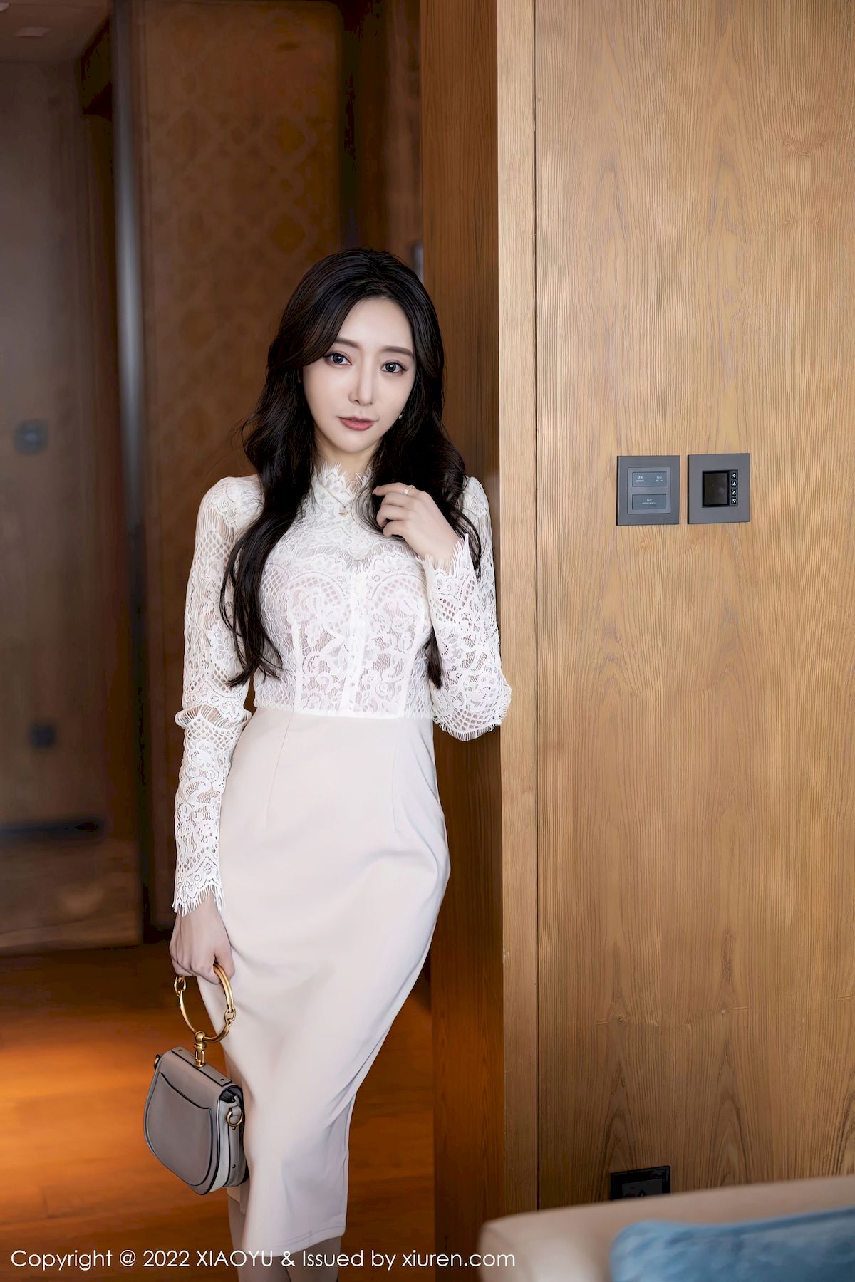 [语画界XIAOYU] Vol.936 女神王馨瑶yanni – 白色长裙+原色丝袜性感写真