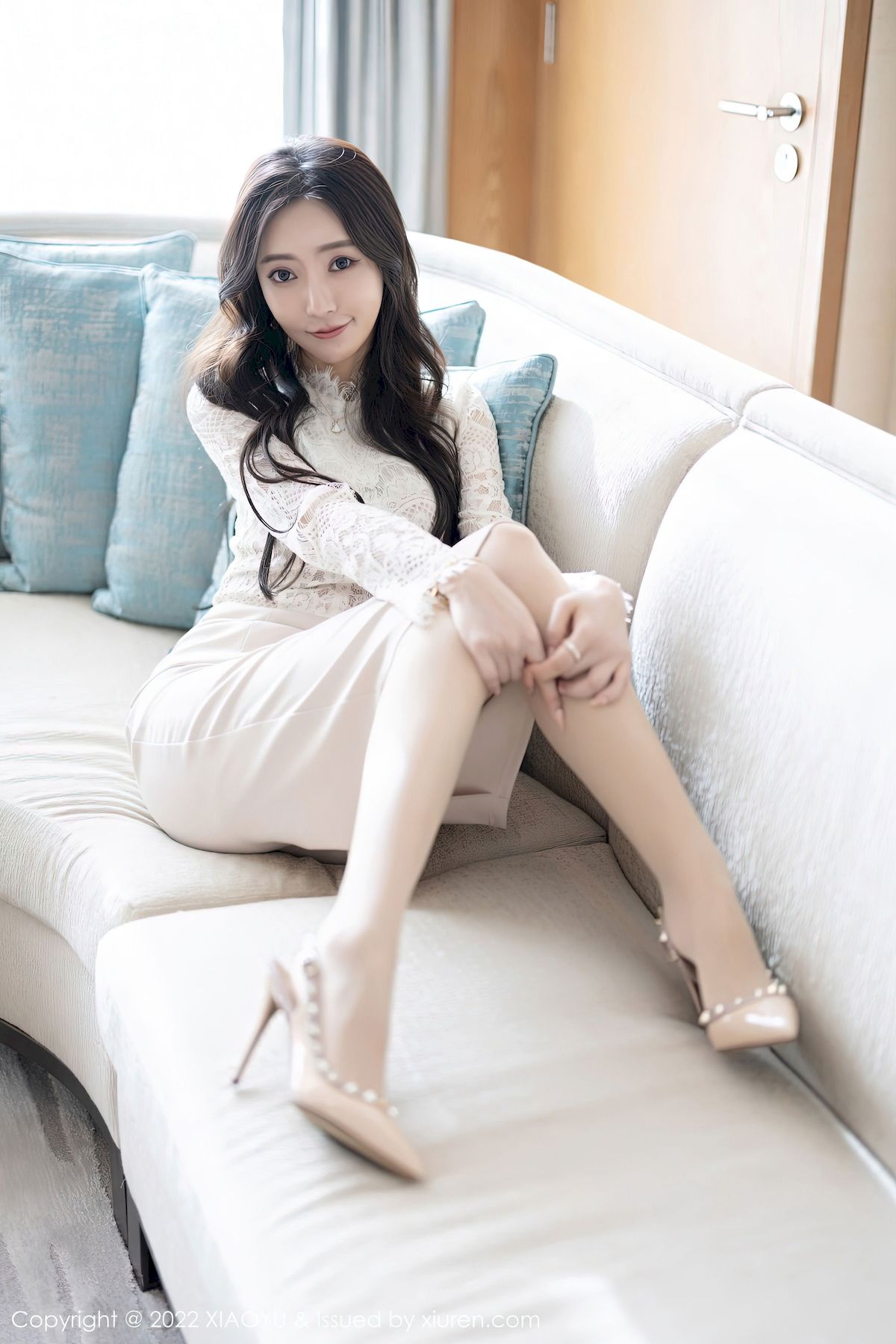 [语画界XIAOYU] Vol.936 女神王馨瑶yanni – 白色长裙+原色丝袜性感写真