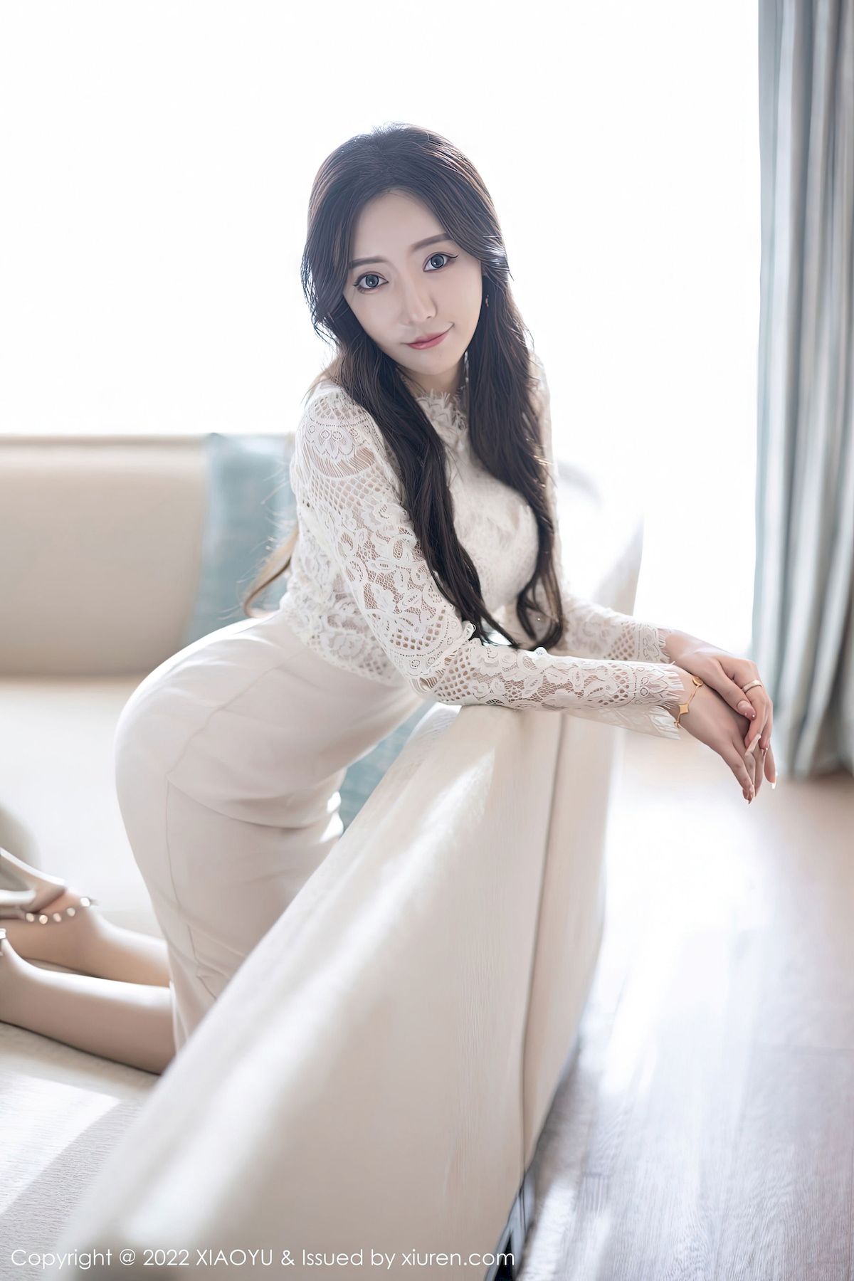 [语画界XIAOYU] Vol.936 女神王馨瑶yanni – 白色长裙+原色丝袜性感写真