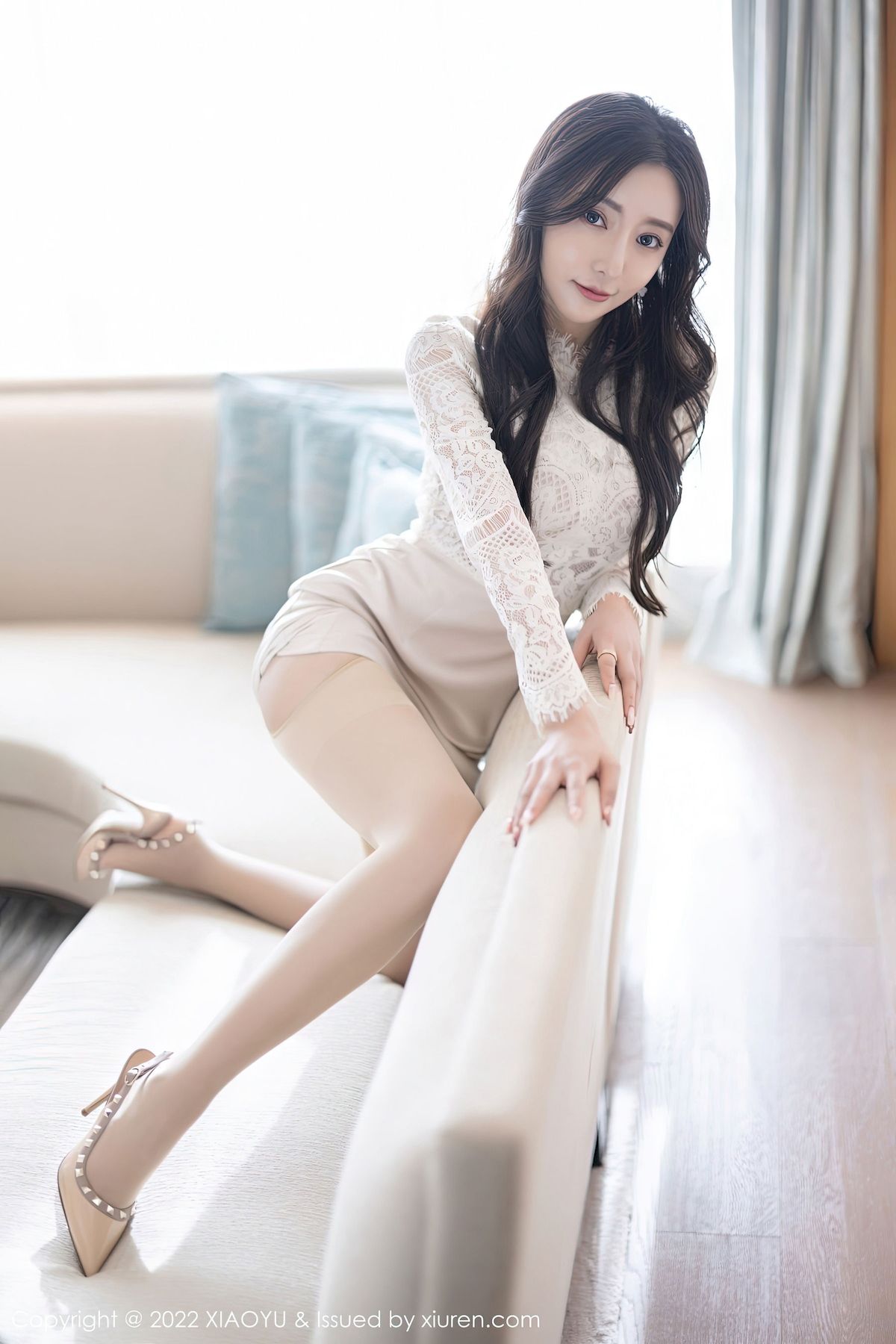 [语画界XIAOYU] Vol.936 女神王馨瑶yanni – 白色长裙+原色丝袜性感写真