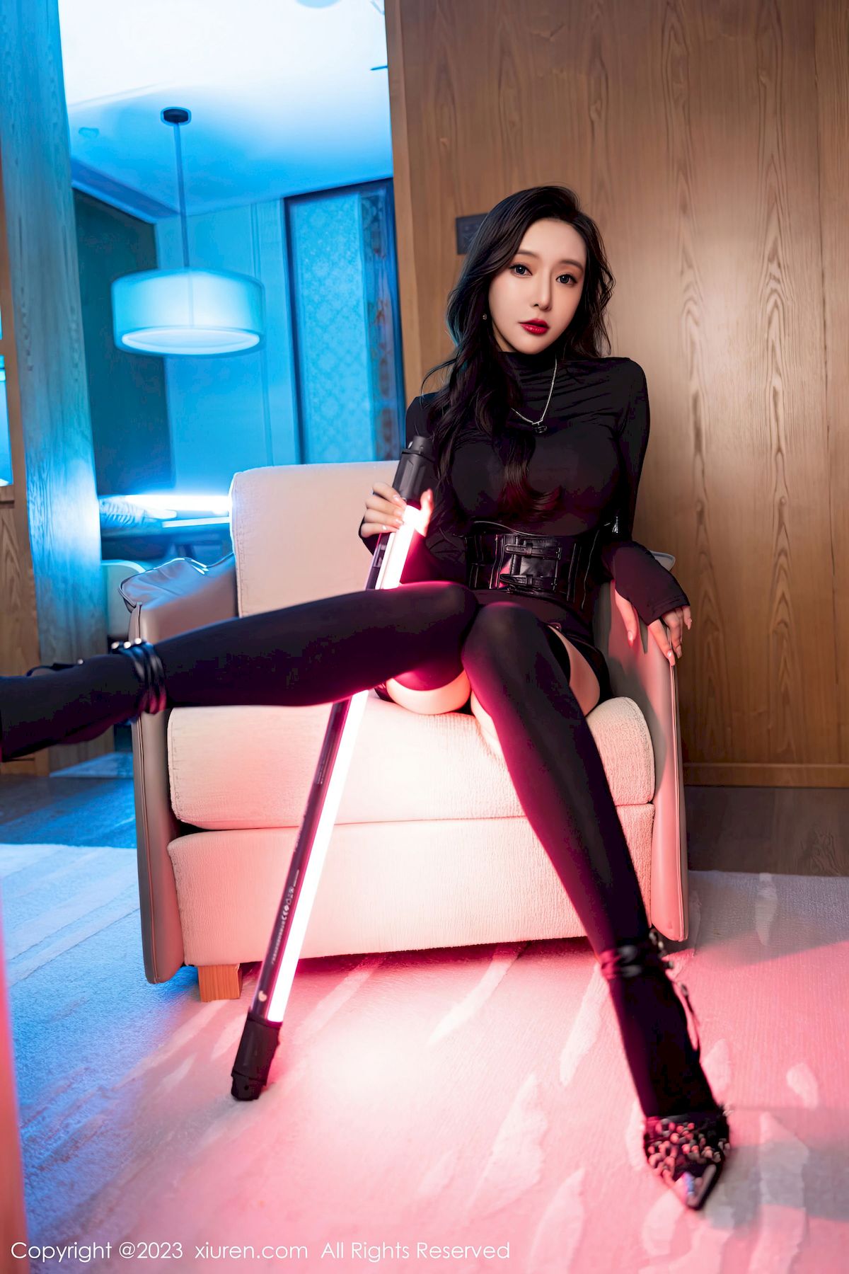 [秀人XiuRen] No.6099 女神王馨瑶yanni – 黑色服饰+御姐姿态性感写真