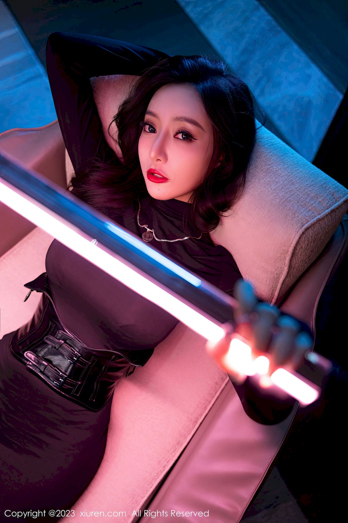 [秀人XiuRen] No.6099 女神王馨瑶yanni – 黑色服饰+御姐姿态性感写真