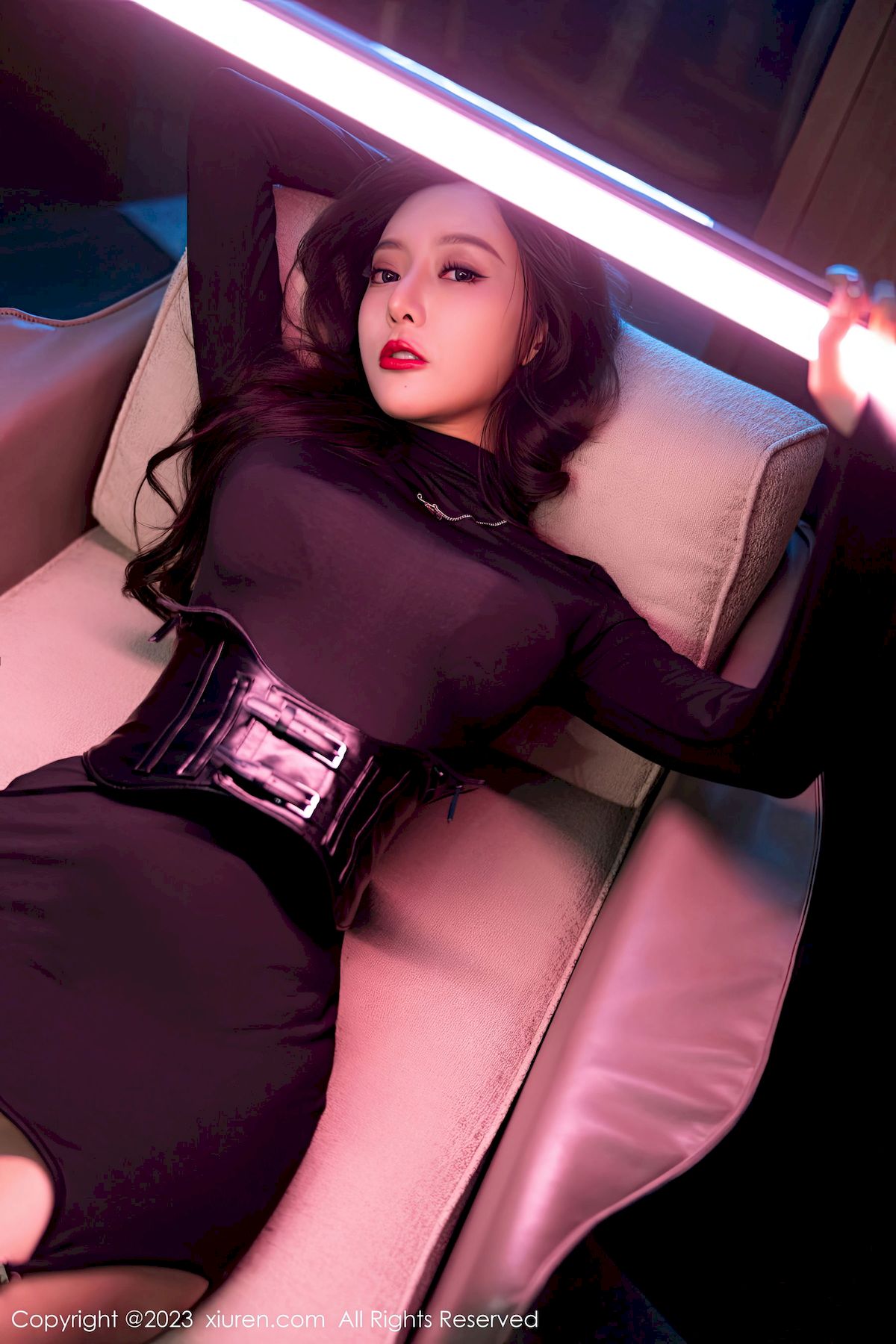[秀人XiuRen] No.6099 女神王馨瑶yanni – 黑色服饰+御姐姿态性感写真