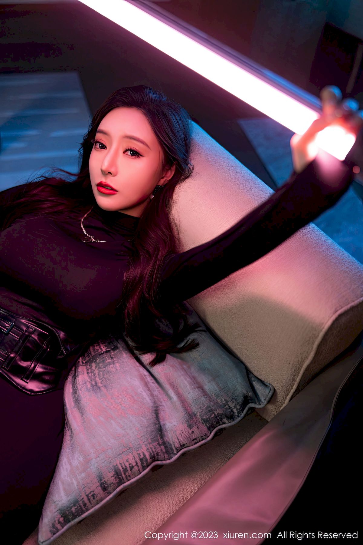 [秀人XiuRen] No.6099 女神王馨瑶yanni – 黑色服饰+御姐姿态性感写真