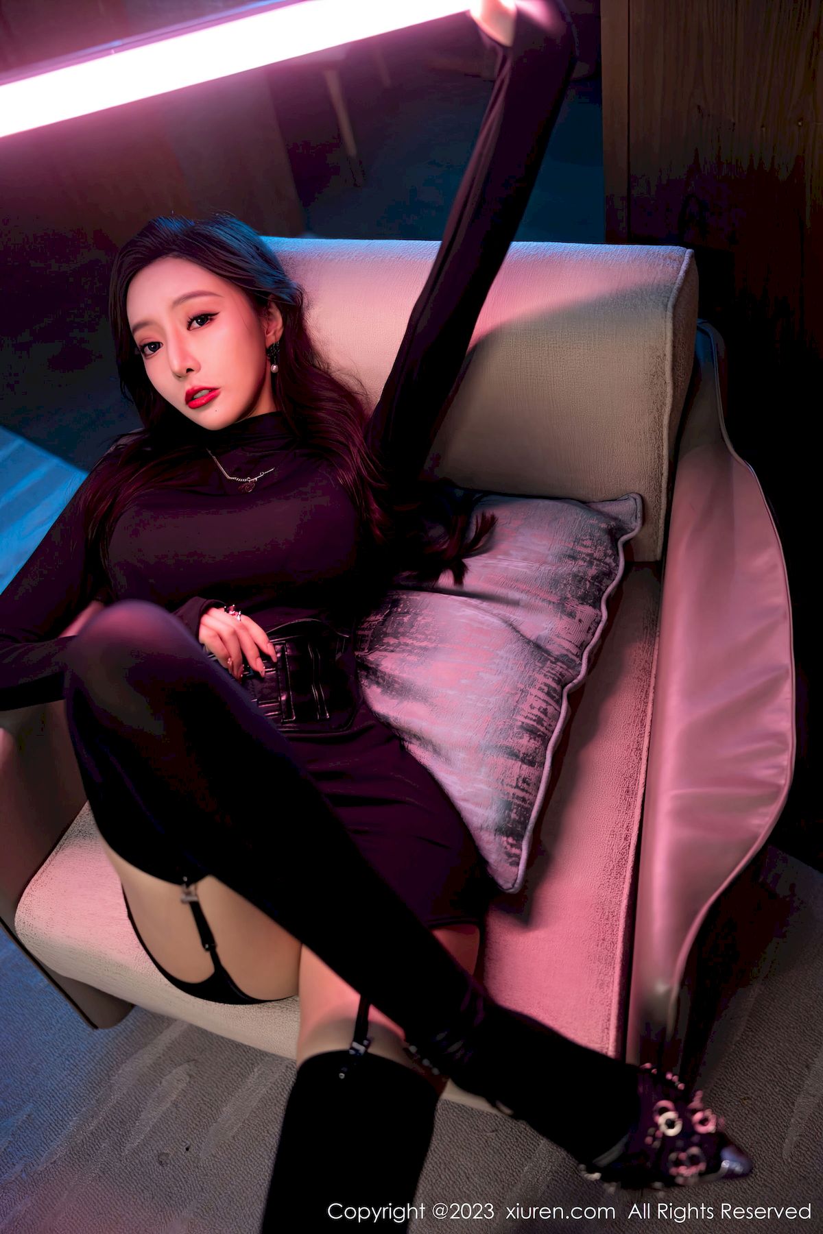 [秀人XiuRen] No.6099 女神王馨瑶yanni – 黑色服饰+御姐姿态性感写真