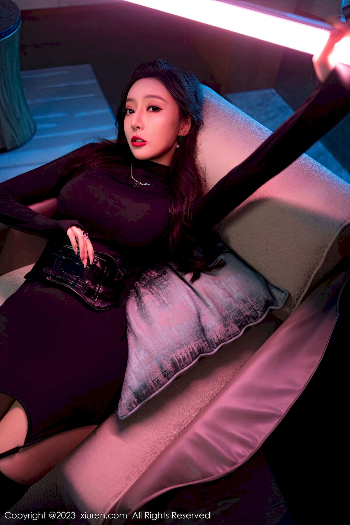 [秀人XiuRen] No.6099 女神王馨瑶yanni – 黑色服饰+御姐姿态性感写真