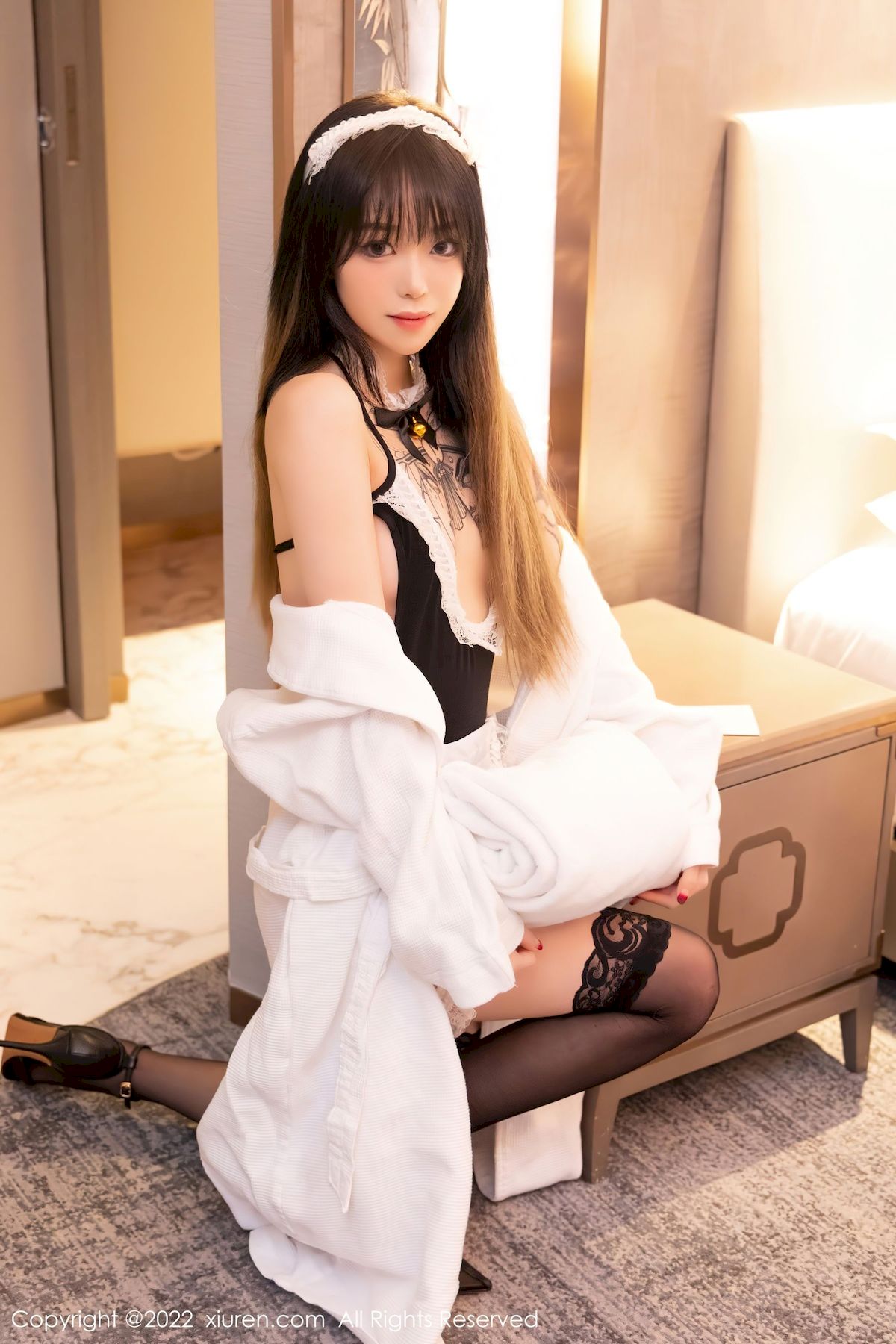 [秀人XiuRen] No.4535 模特奶瓶子 – 白色外套+诱人黑丝性感写真