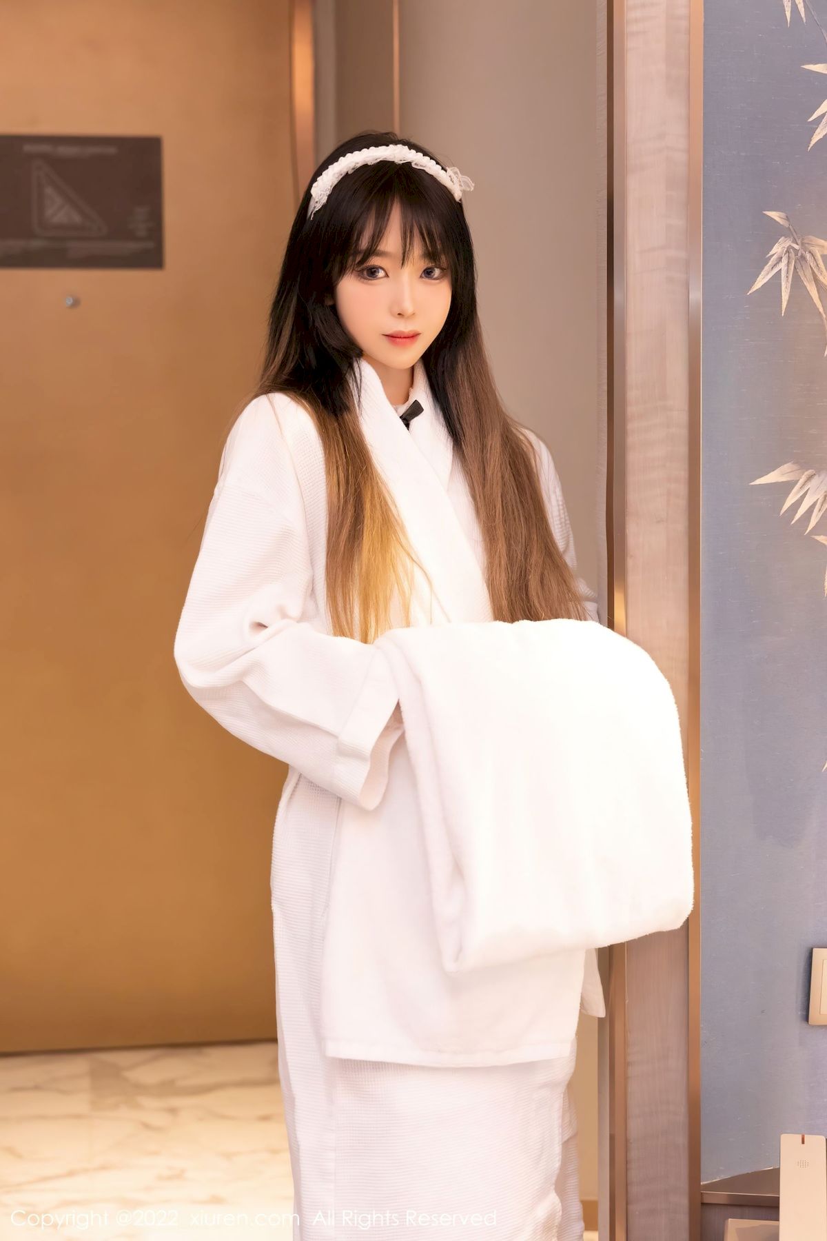[秀人XiuRen] No.4535 模特奶瓶子 – 白色外套+诱人黑丝性感写真