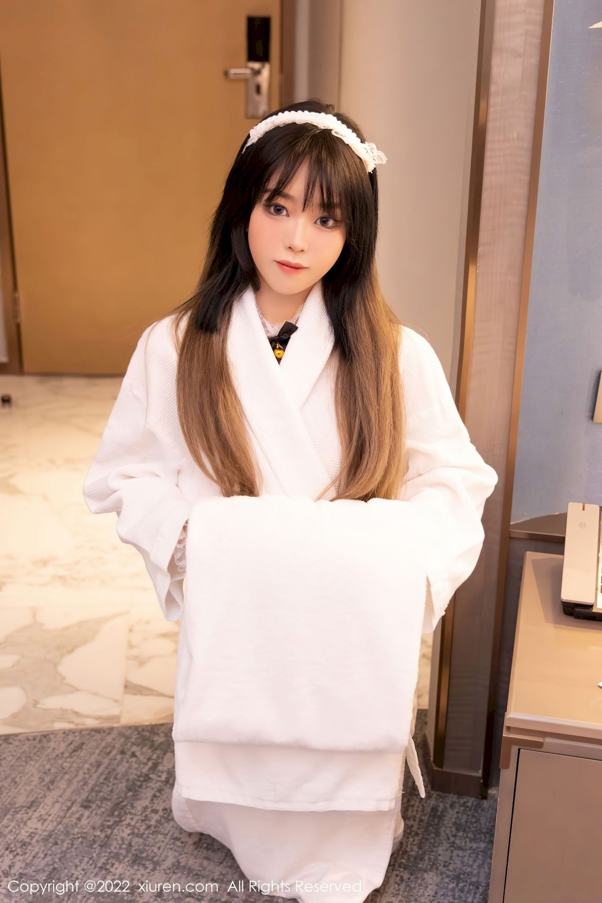[秀人XiuRen] No.4535 模特奶瓶子 – 白色外套+诱人黑丝性感写真