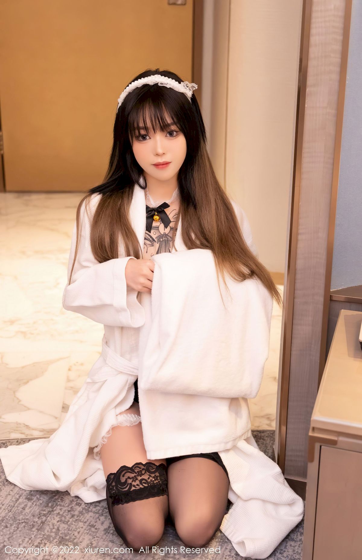 [秀人XiuRen] No.4535 模特奶瓶子 – 白色外套+诱人黑丝性感写真