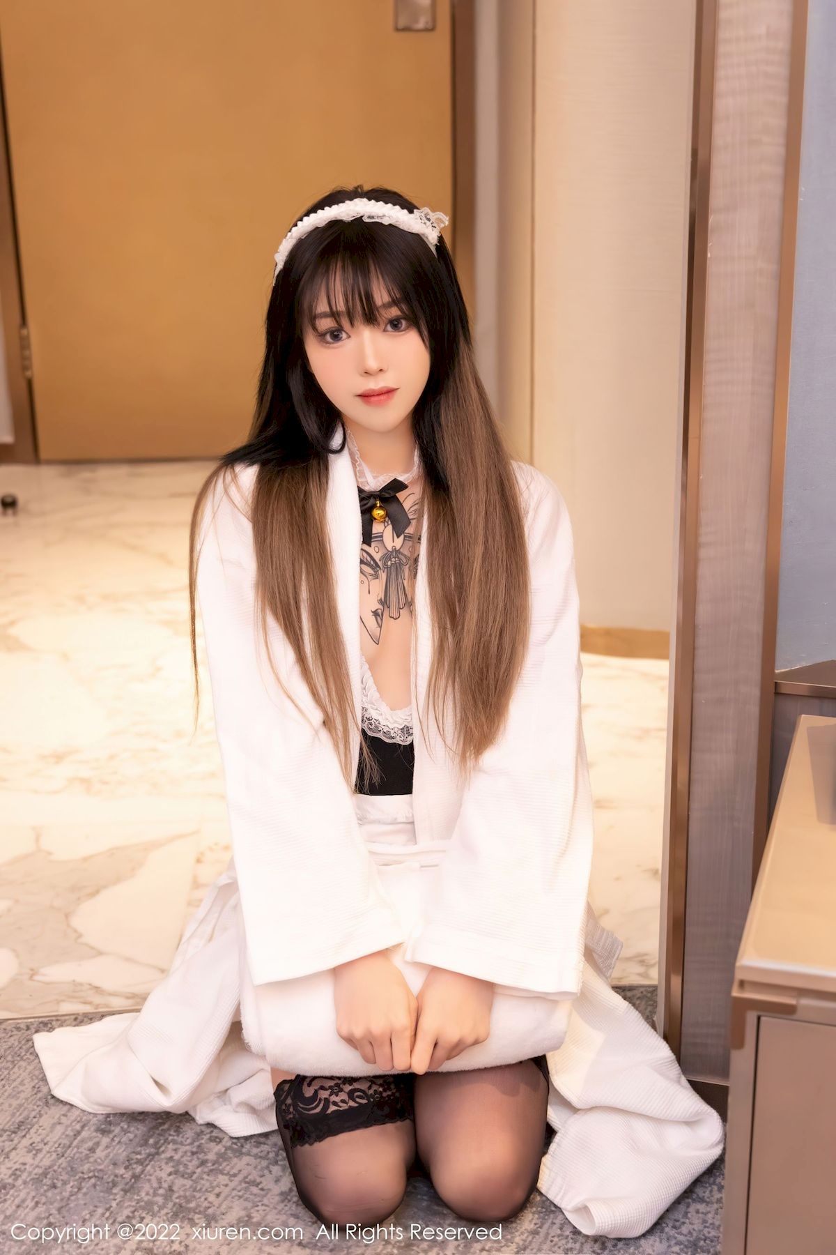 [秀人XiuRen] No.4535 模特奶瓶子 – 白色外套+诱人黑丝性感写真