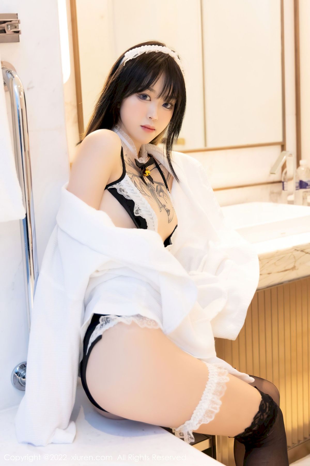 [秀人XiuRen] No.4535 模特奶瓶子 – 白色外套+诱人黑丝性感写真