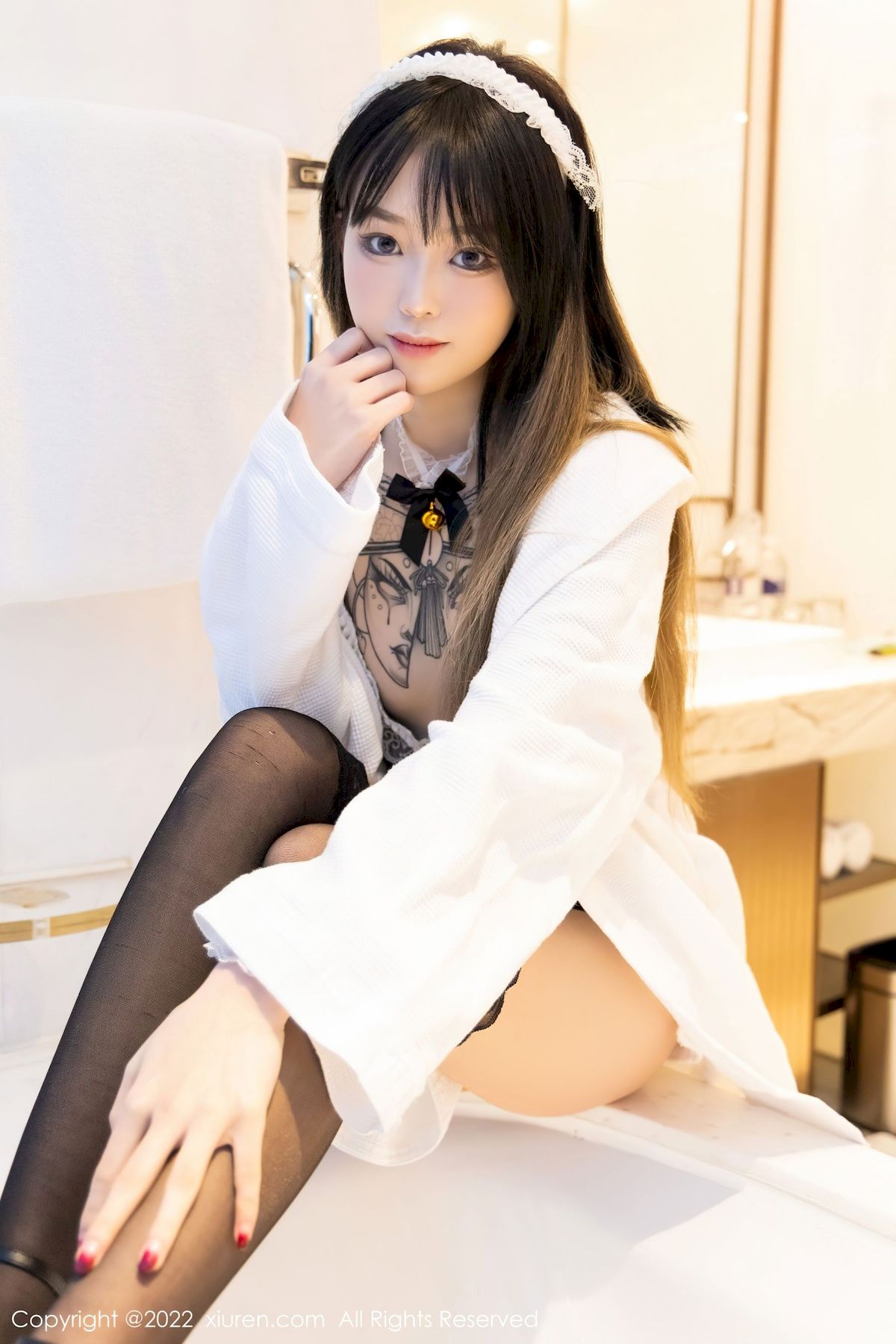 [秀人XiuRen] No.4535 模特奶瓶子 – 白色外套+诱人黑丝性感写真