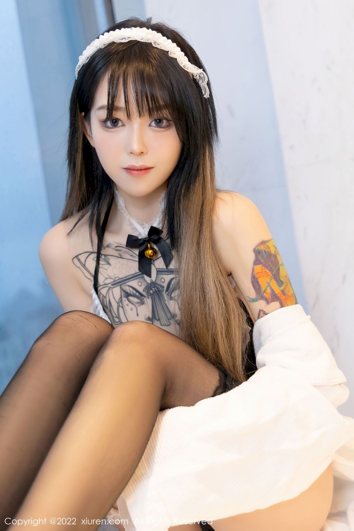 [秀人XiuRen] No.4535 模特奶瓶子 – 白色外套+诱人黑丝性感写真