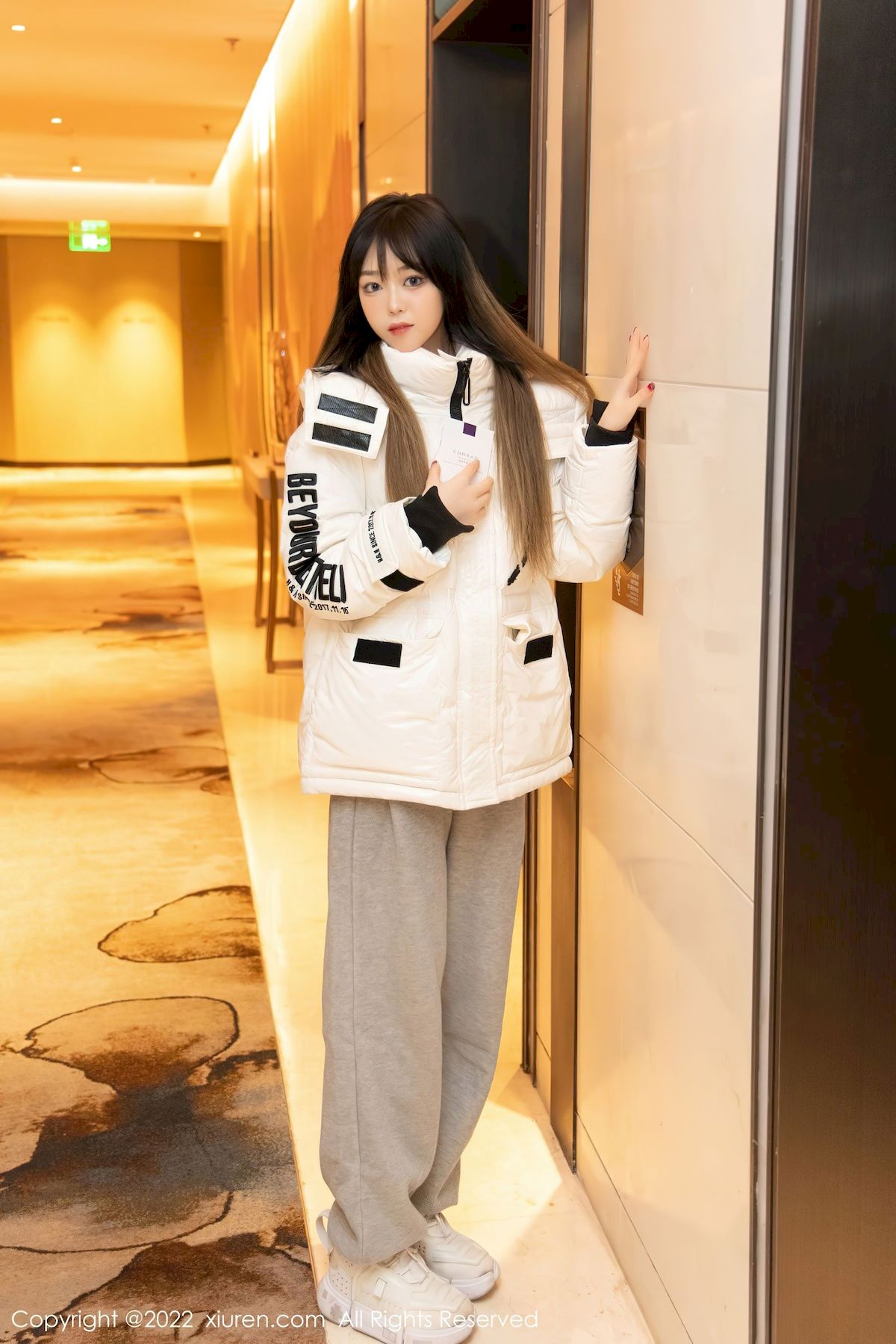 [秀人XiuRen] No.4470 模特奶瓶子 – 羽绒外套+极致美腿性感写真