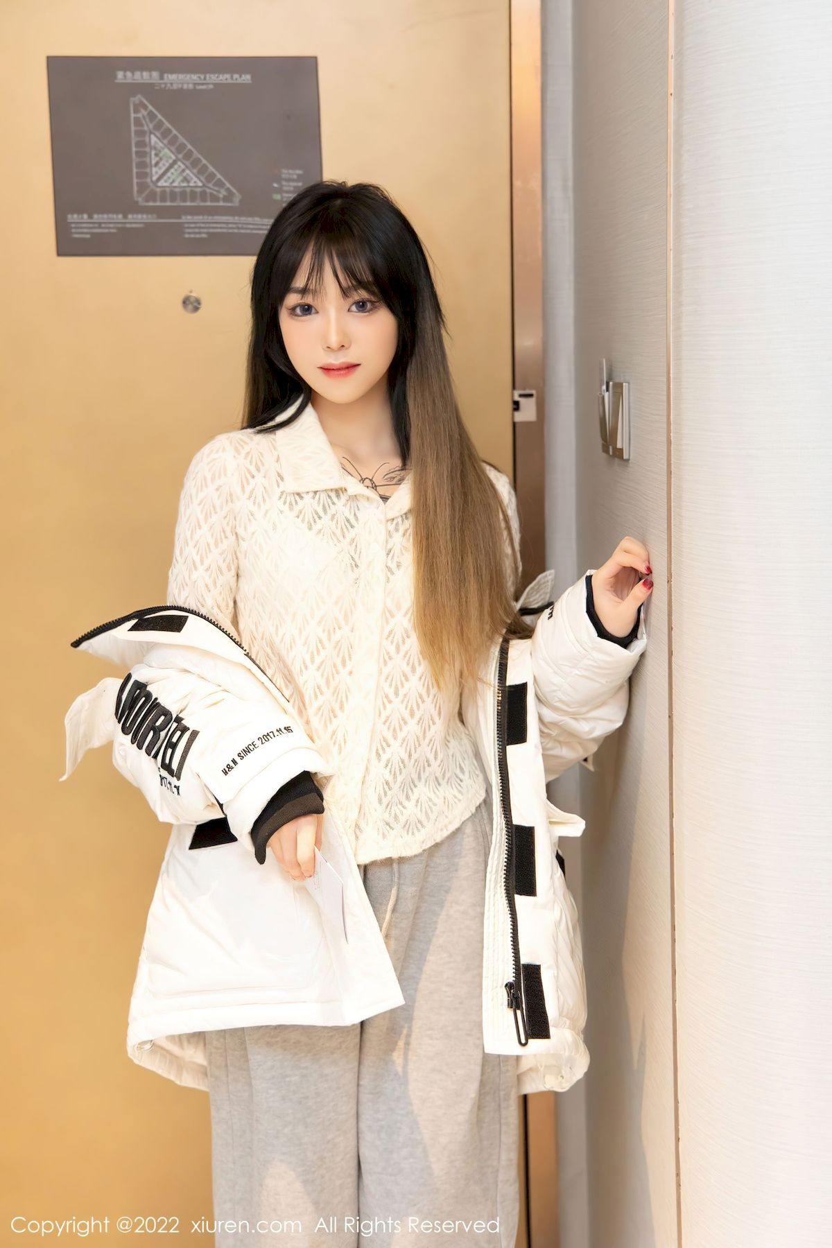 [秀人XiuRen] No.4470 模特奶瓶子 – 羽绒外套+极致美腿性感写真