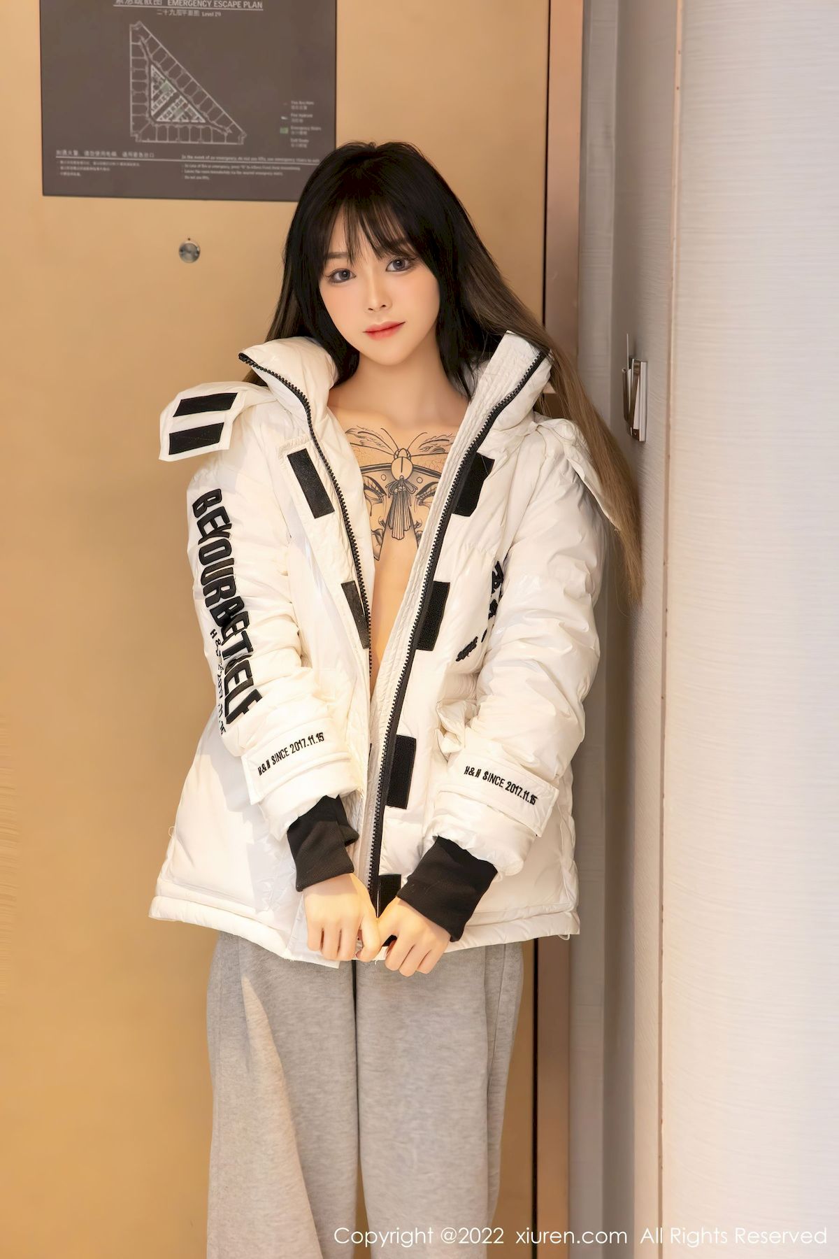 [秀人XiuRen] No.4470 模特奶瓶子 – 羽绒外套+极致美腿性感写真