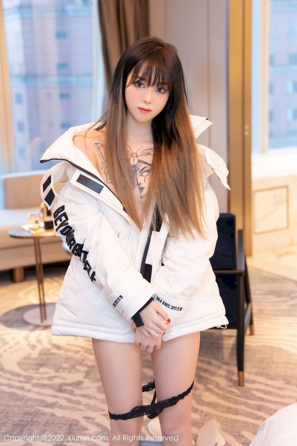 [秀人XiuRen] No.4470 模特奶瓶子 – 羽绒外套+极致美腿性感写真