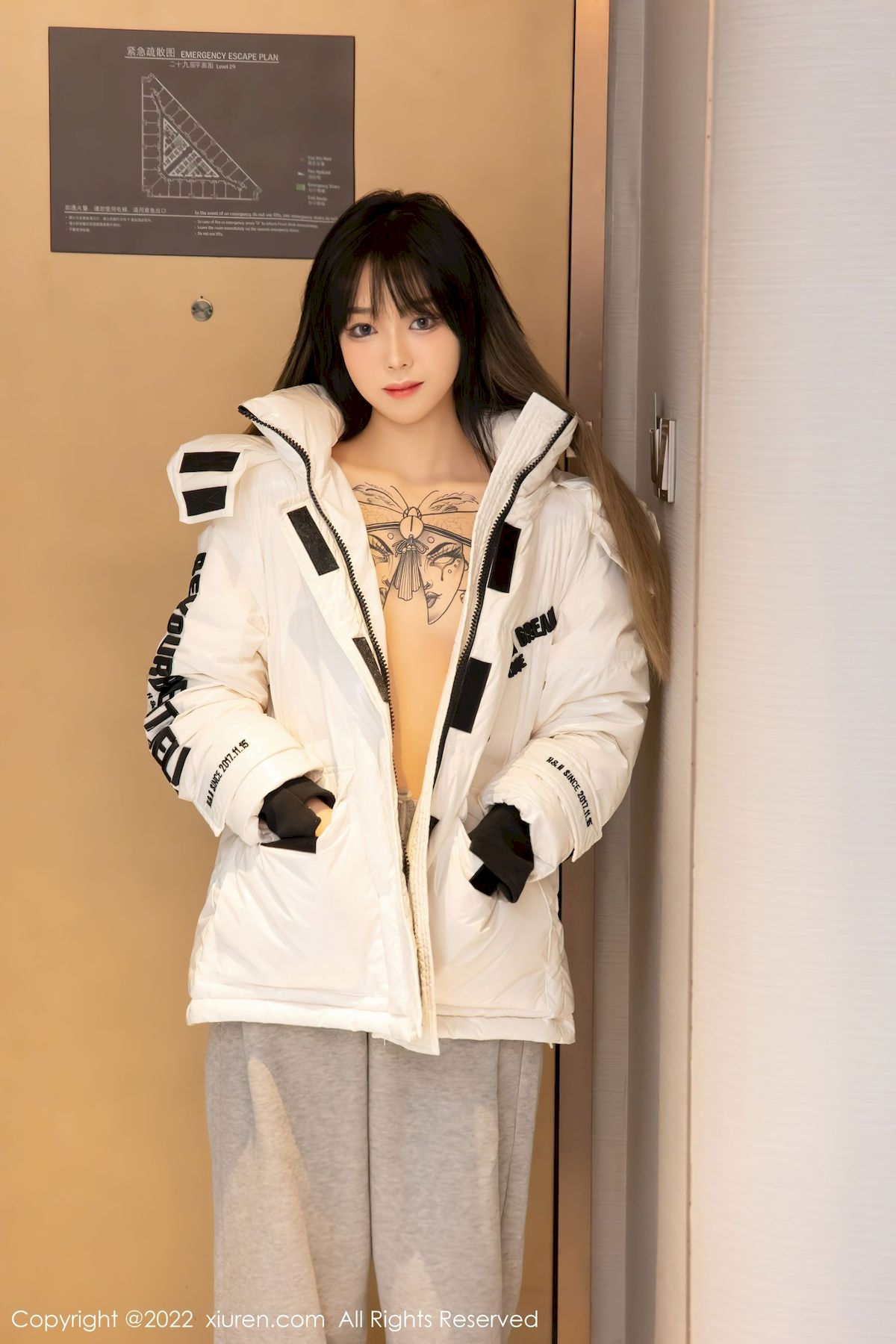 [秀人XiuRen] No.4470 模特奶瓶子 – 羽绒外套+极致美腿性感写真