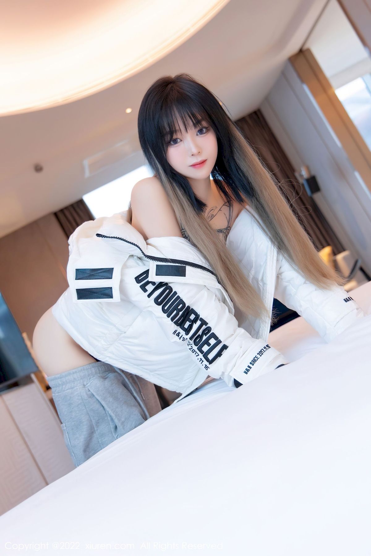 [秀人XiuRen] No.4470 模特奶瓶子 – 羽绒外套+极致美腿性感写真