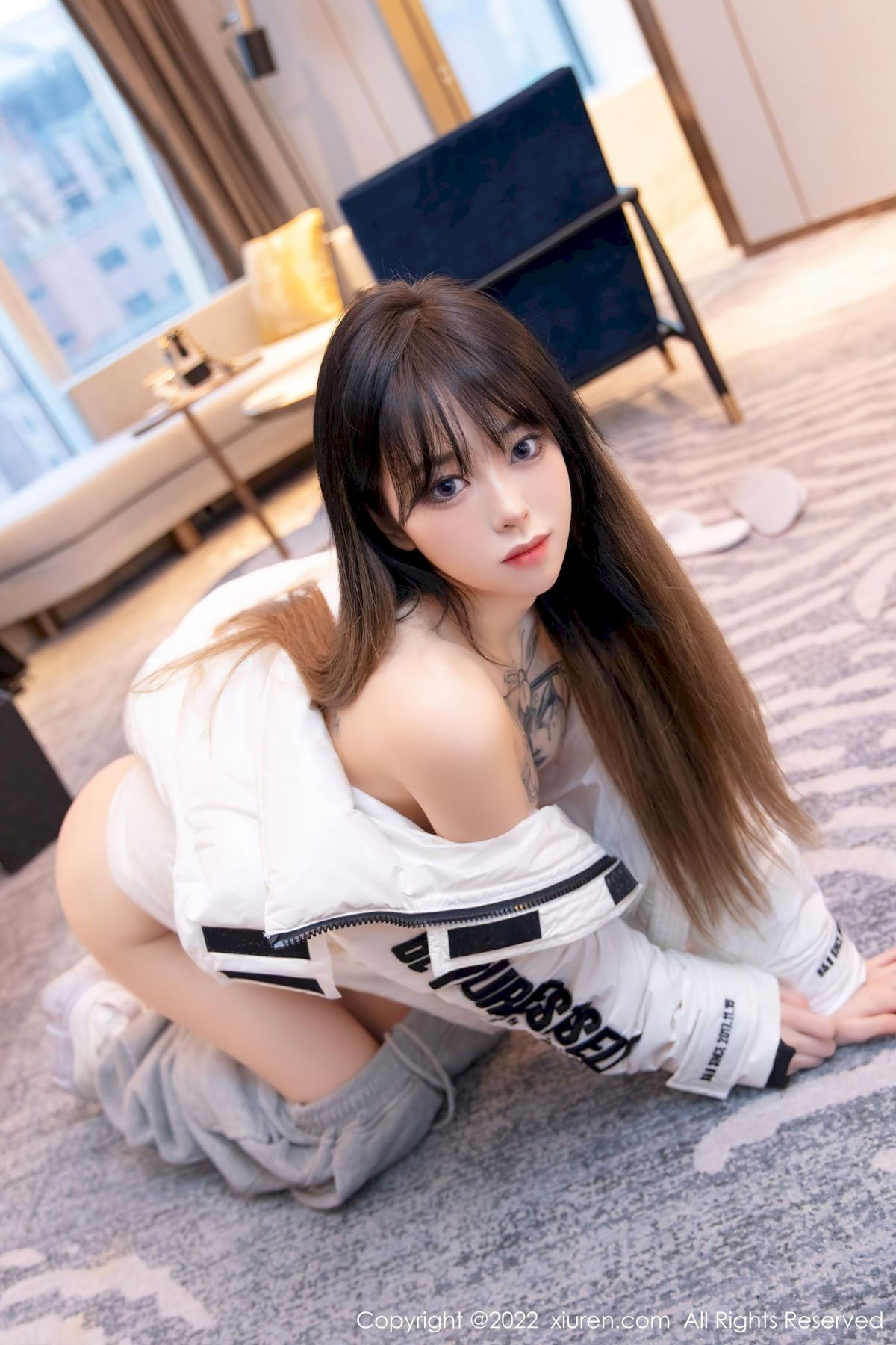 [秀人XiuRen] No.4470 模特奶瓶子 – 羽绒外套+极致美腿性感写真