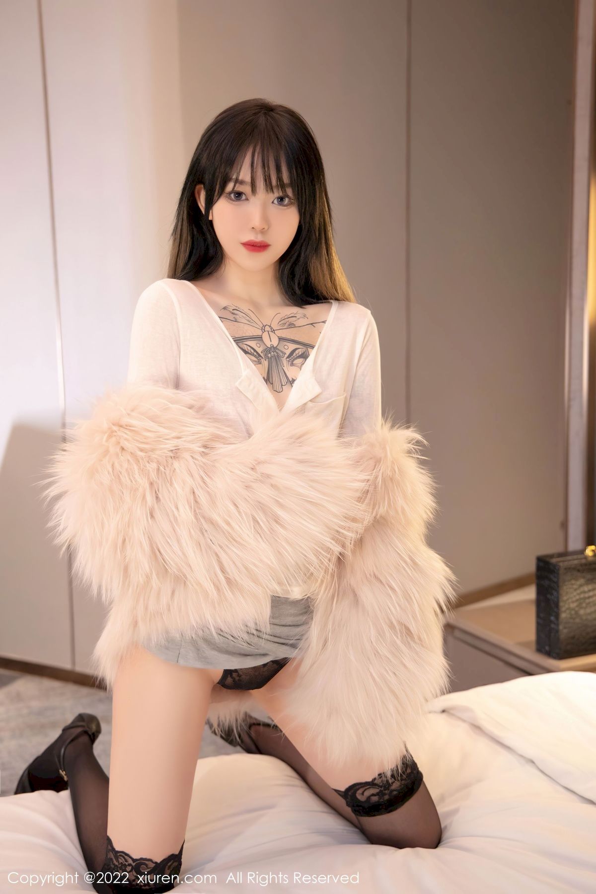 [秀人XiuRen] No.4441 模特奶瓶 – 白色轻透上衣+诱人黑丝性感写真