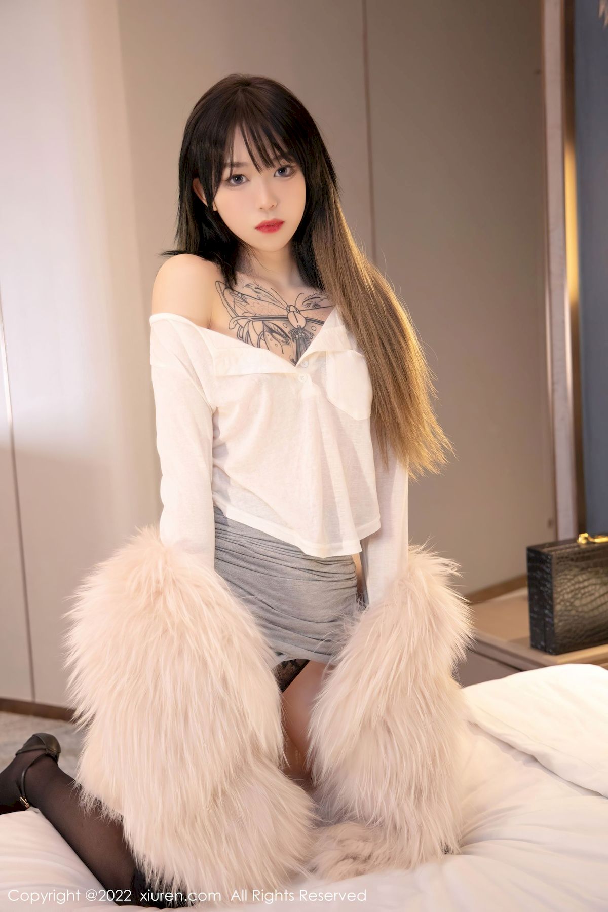 [秀人XiuRen] No.4441 模特奶瓶 – 白色轻透上衣+诱人黑丝性感写真