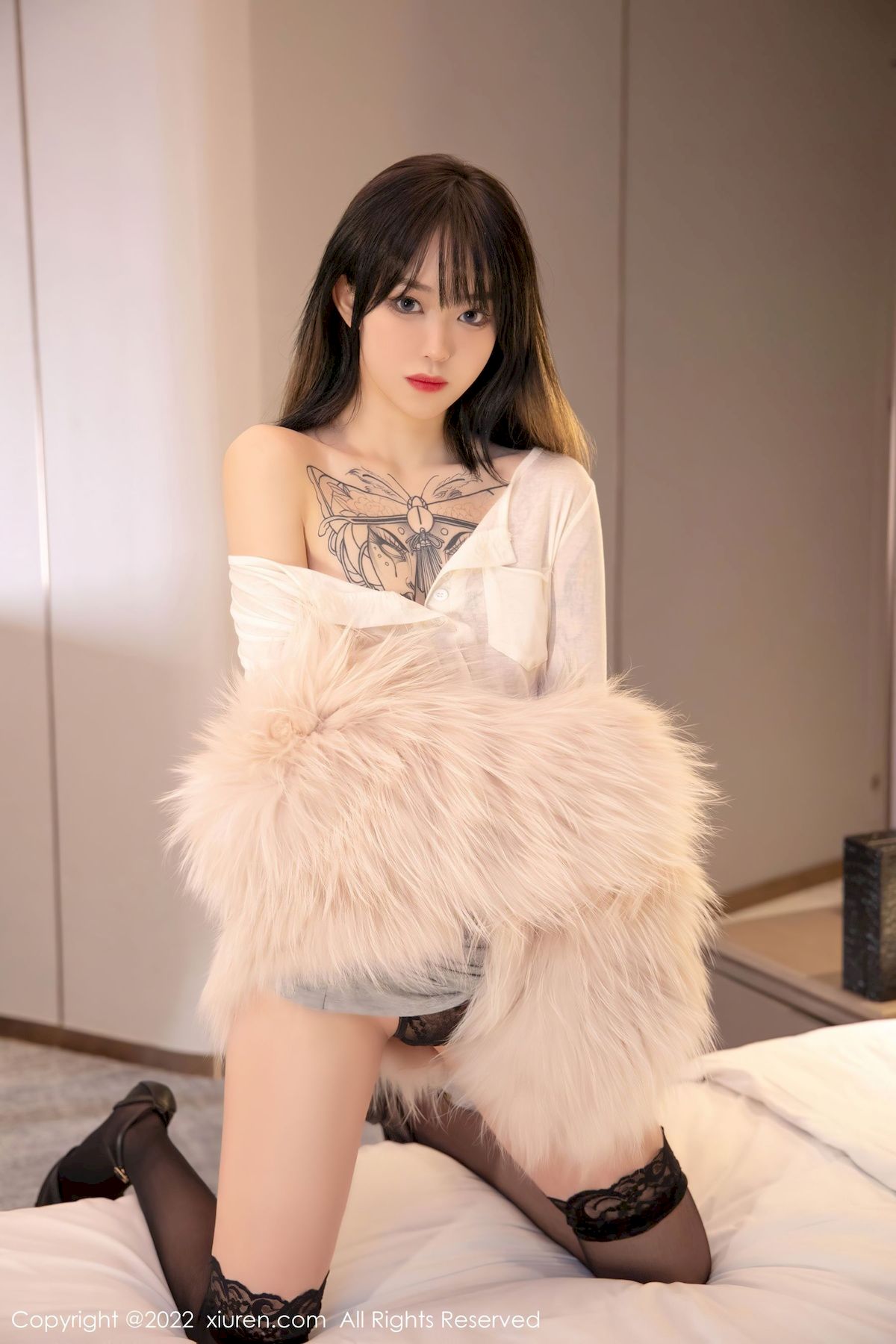 [秀人XiuRen] No.4441 模特奶瓶 – 白色轻透上衣+诱人黑丝性感写真