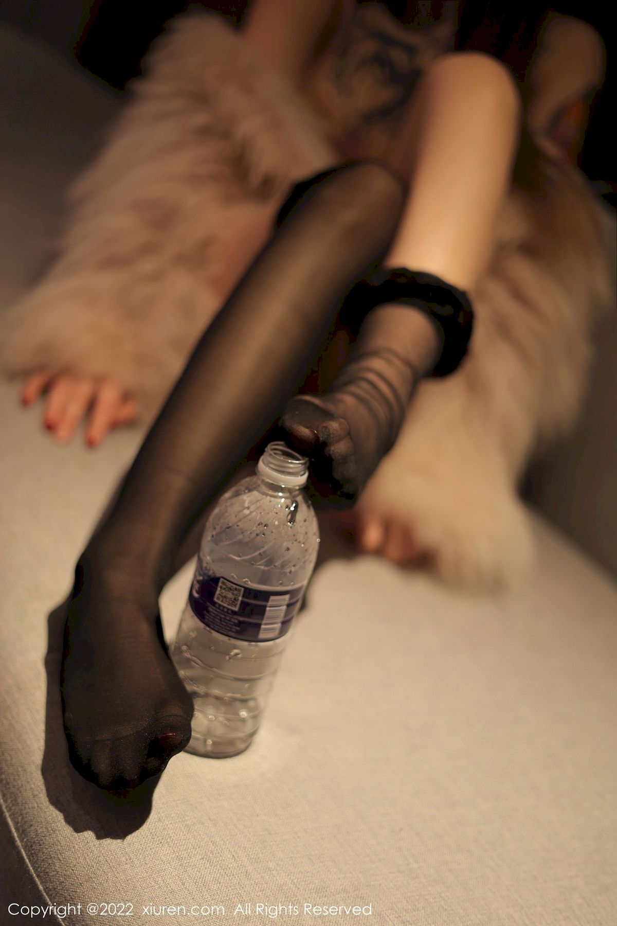 [秀人XiuRen] No.4441 模特奶瓶 – 白色轻透上衣+诱人黑丝性感写真