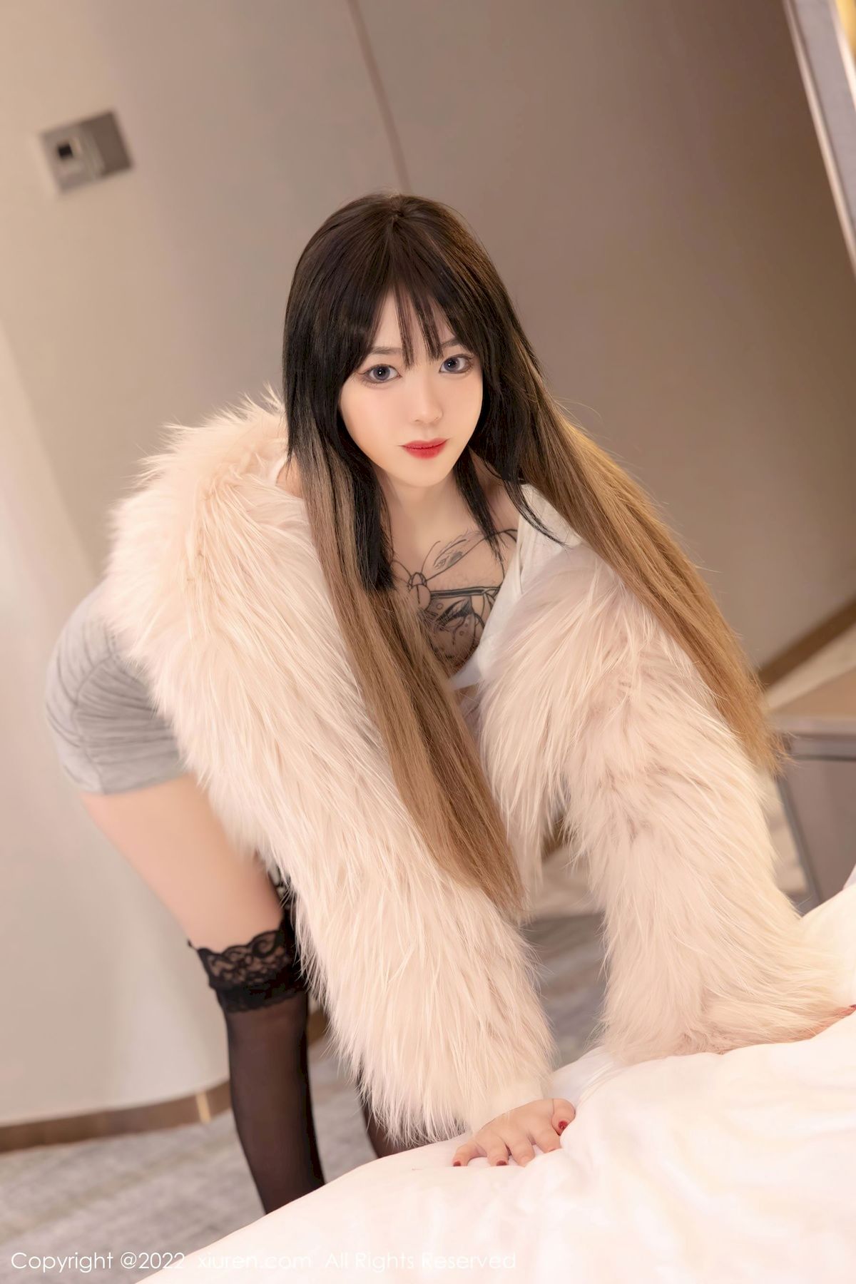 [秀人XiuRen] No.4441 模特奶瓶 – 白色轻透上衣+诱人黑丝性感写真