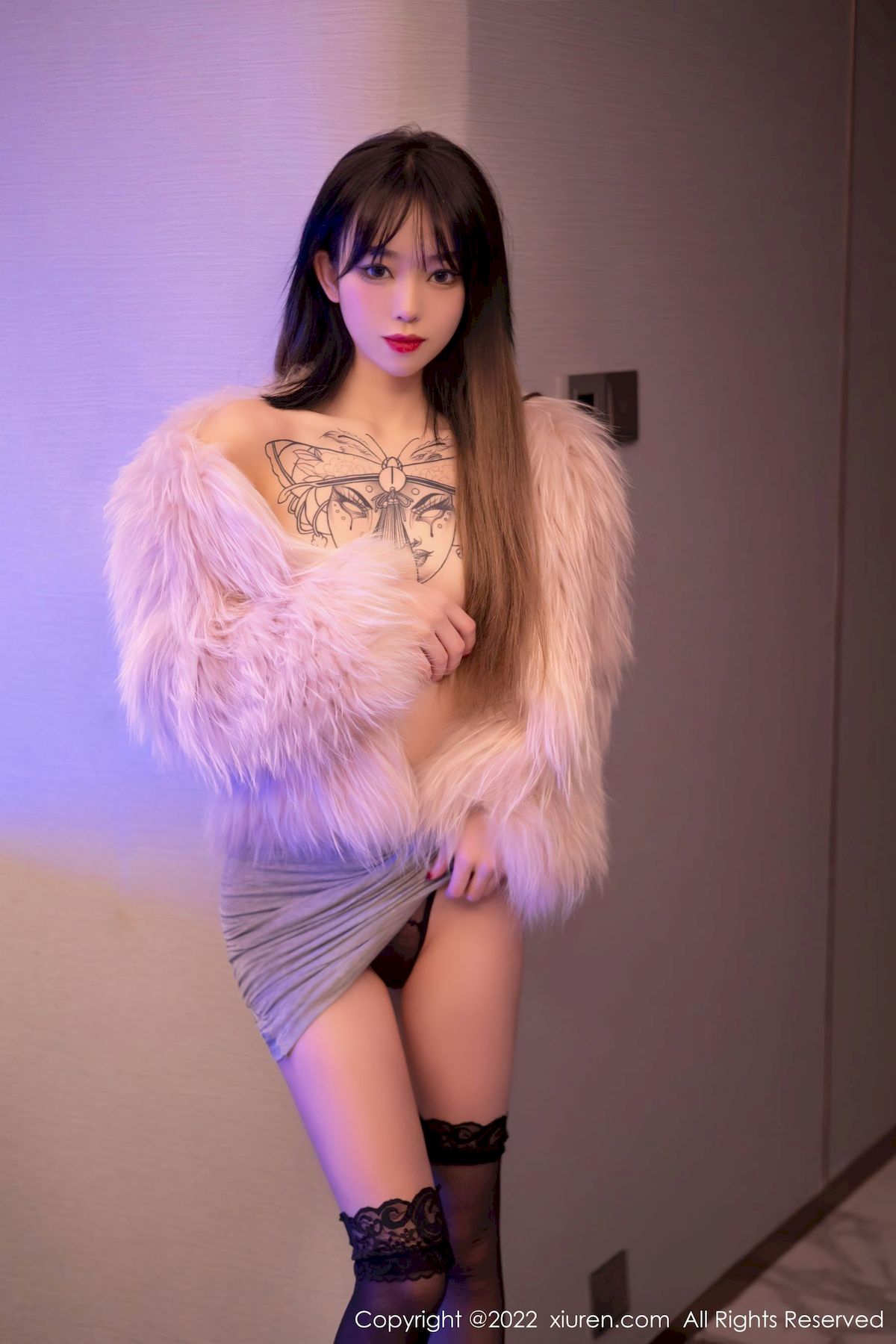 [秀人XiuRen] No.4441 模特奶瓶 – 白色轻透上衣+诱人黑丝性感写真