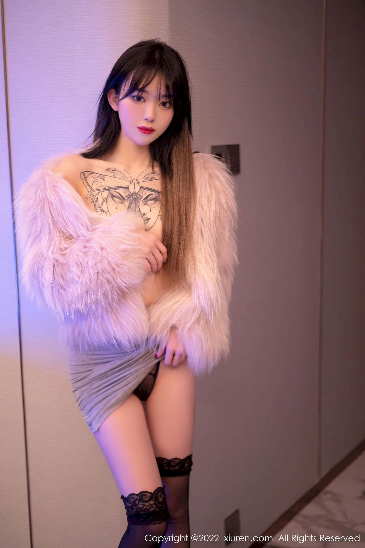 [秀人XiuRen] No.4441 模特奶瓶 – 白色轻透上衣+诱人黑丝性感写真